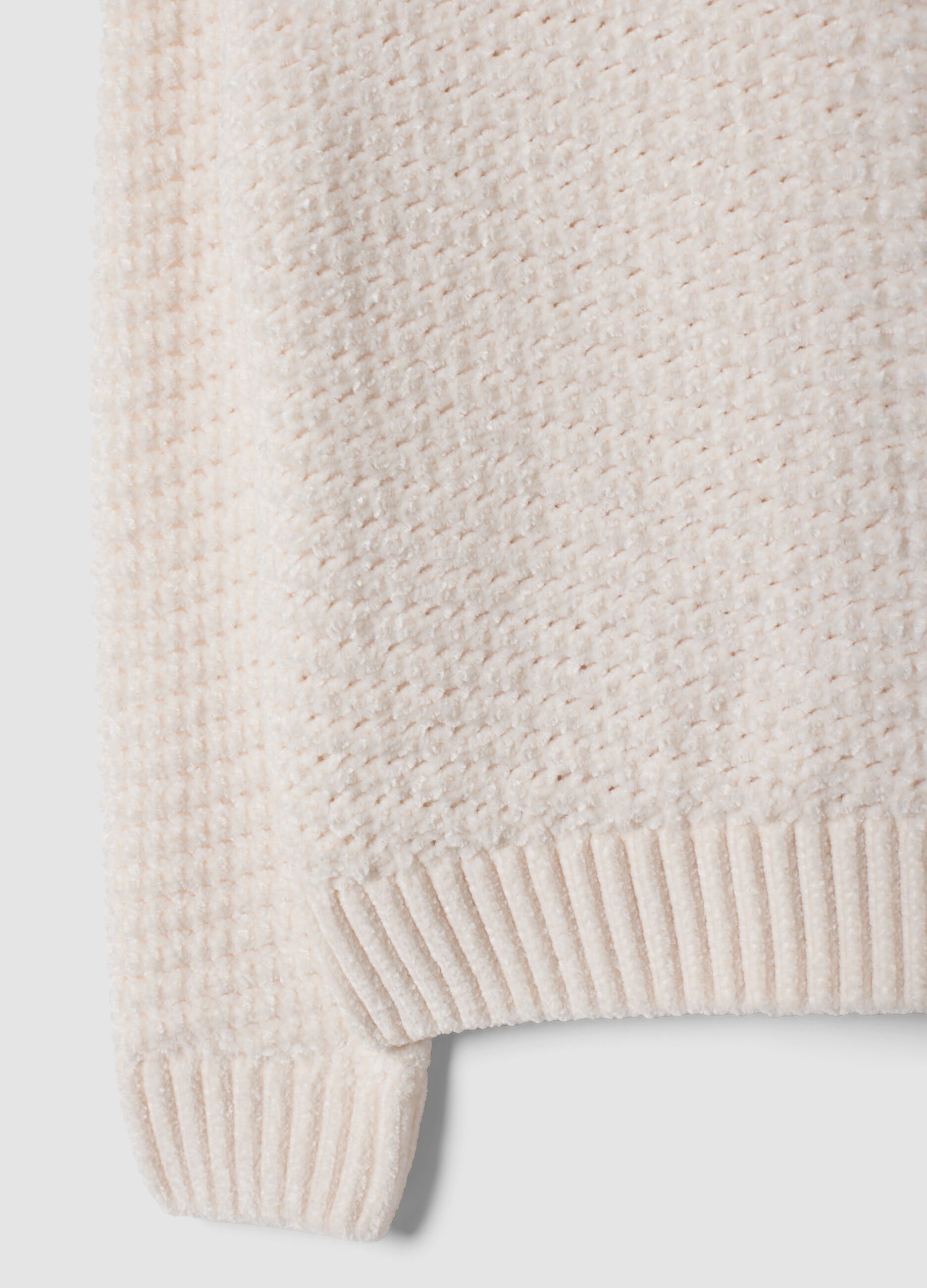 White long-sleeved crew-neck knit top