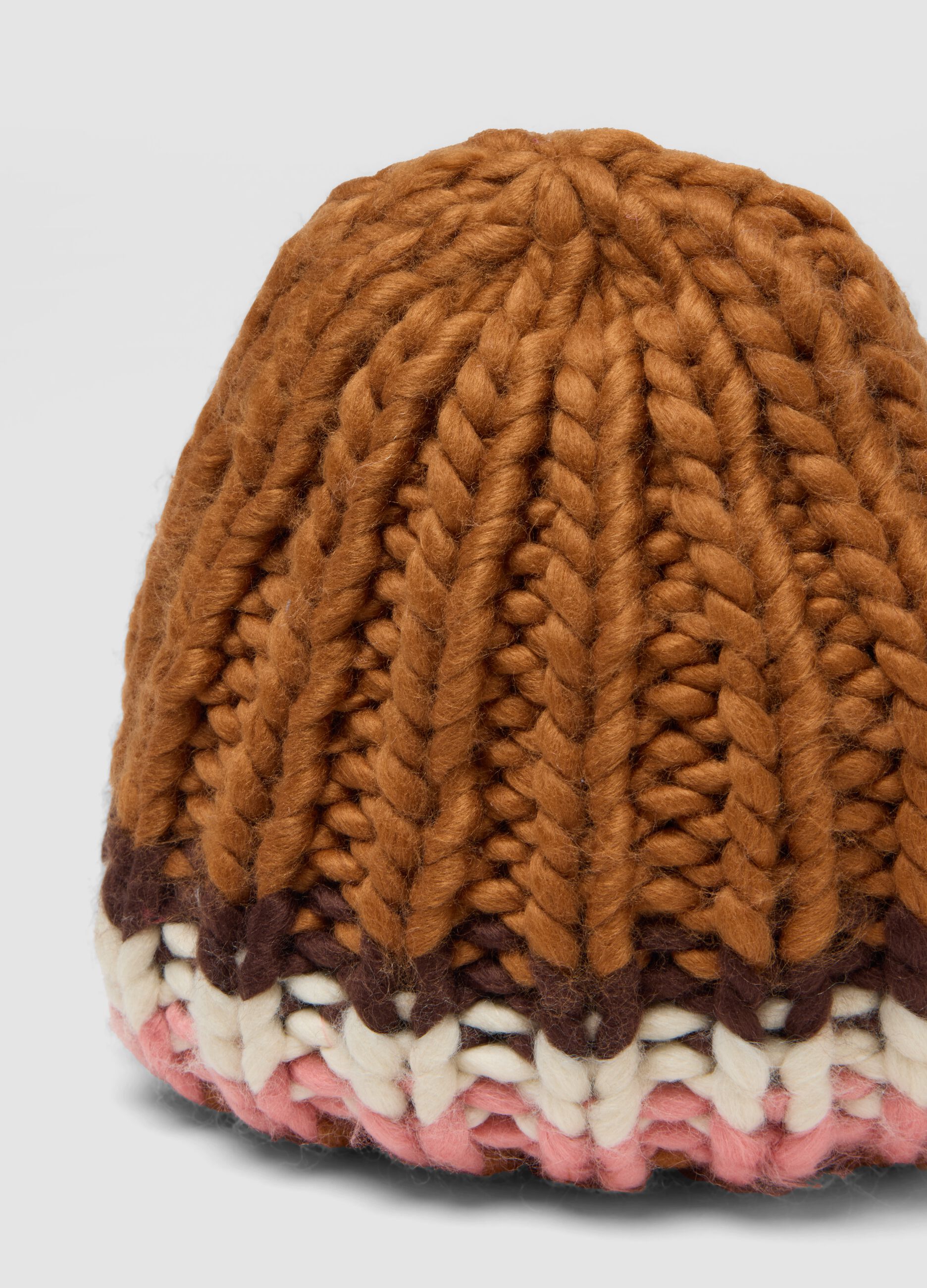 Cappello marrone in maglia con motivo a righe