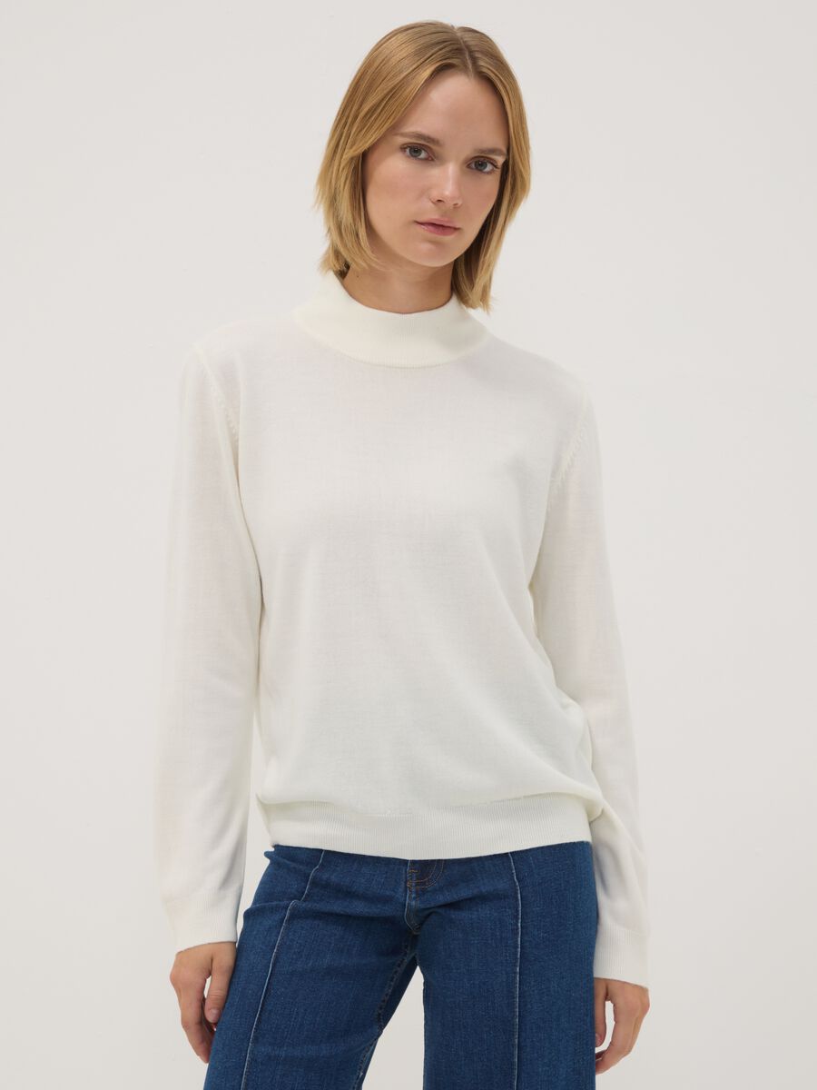 White long-sleeved top with high neck, regular fit_0