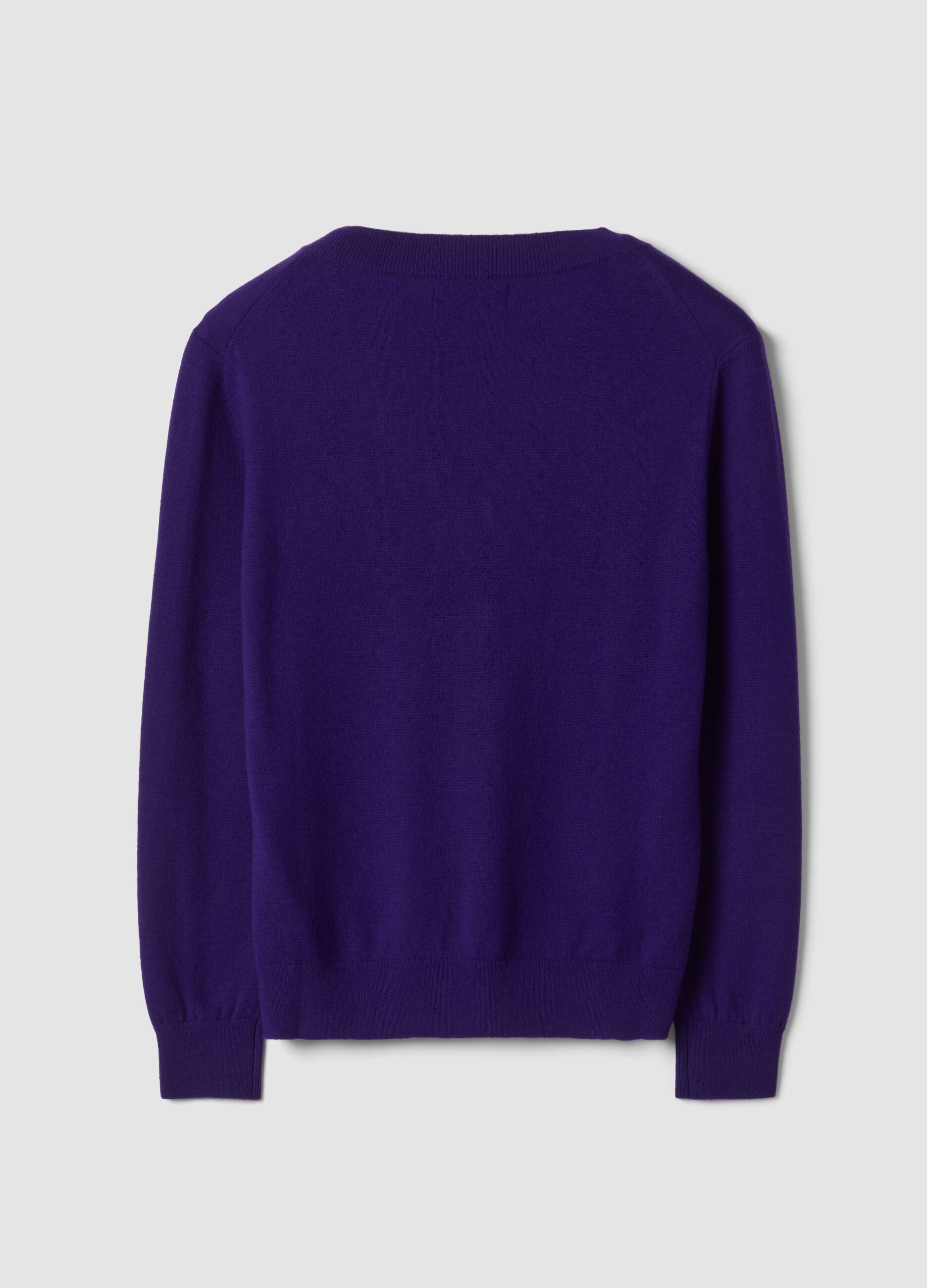 Maglia viola in pura lana con scollo profondo a V