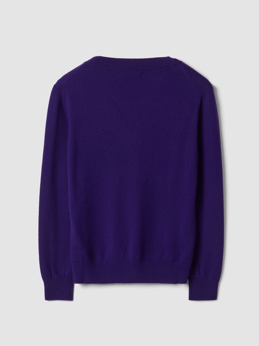 Maglia viola in pura lana con scollo profondo a V_2