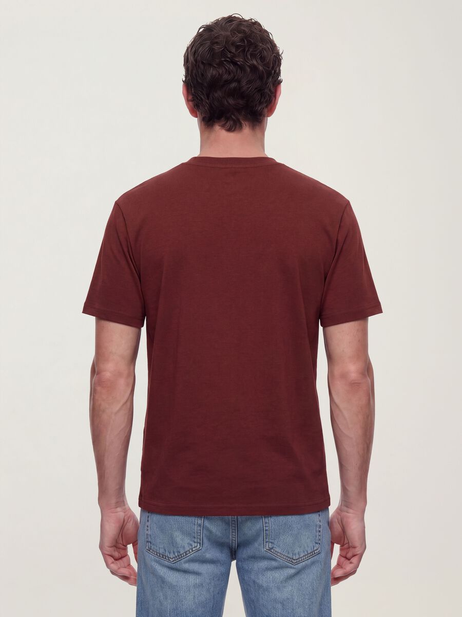 تي شيرت The Iconic Tee أحمر من قطن خالص بأكمام قصيرة وقصّة مريحة_2