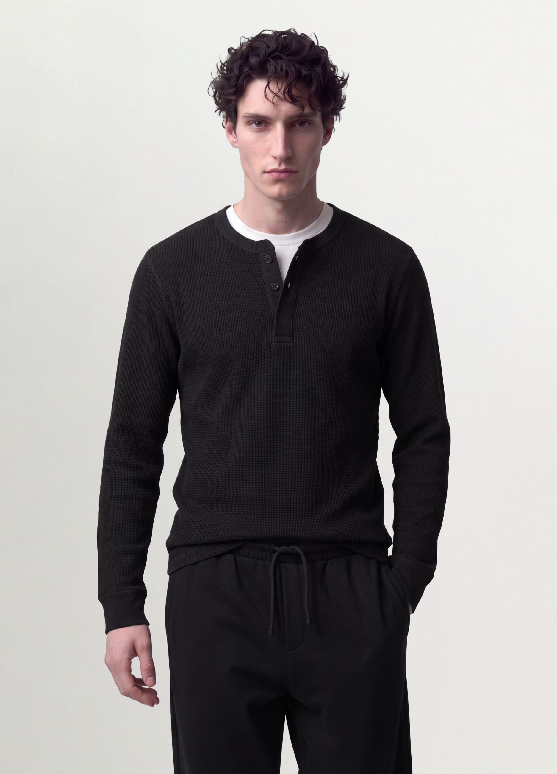 T-shirt nera in misto viscosa a nido d'ape regular fit
