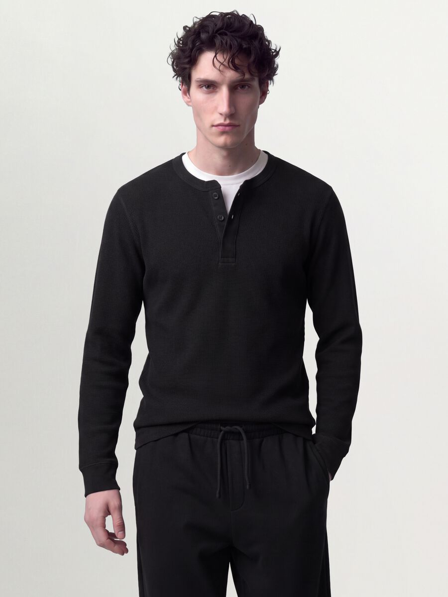 T-shirt nera in misto viscosa a nido d'ape regular fit_0