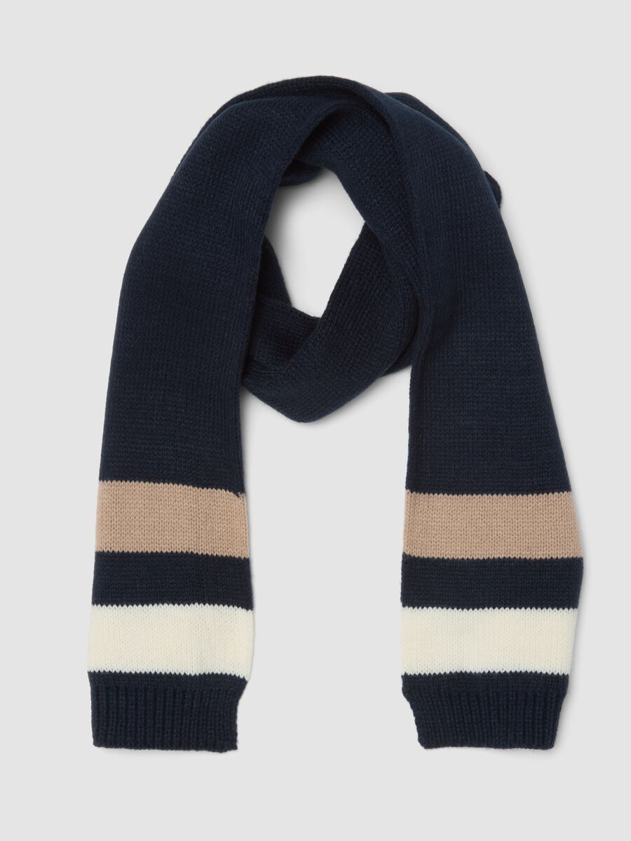 Blue knitted scarf with contrast stripes_0