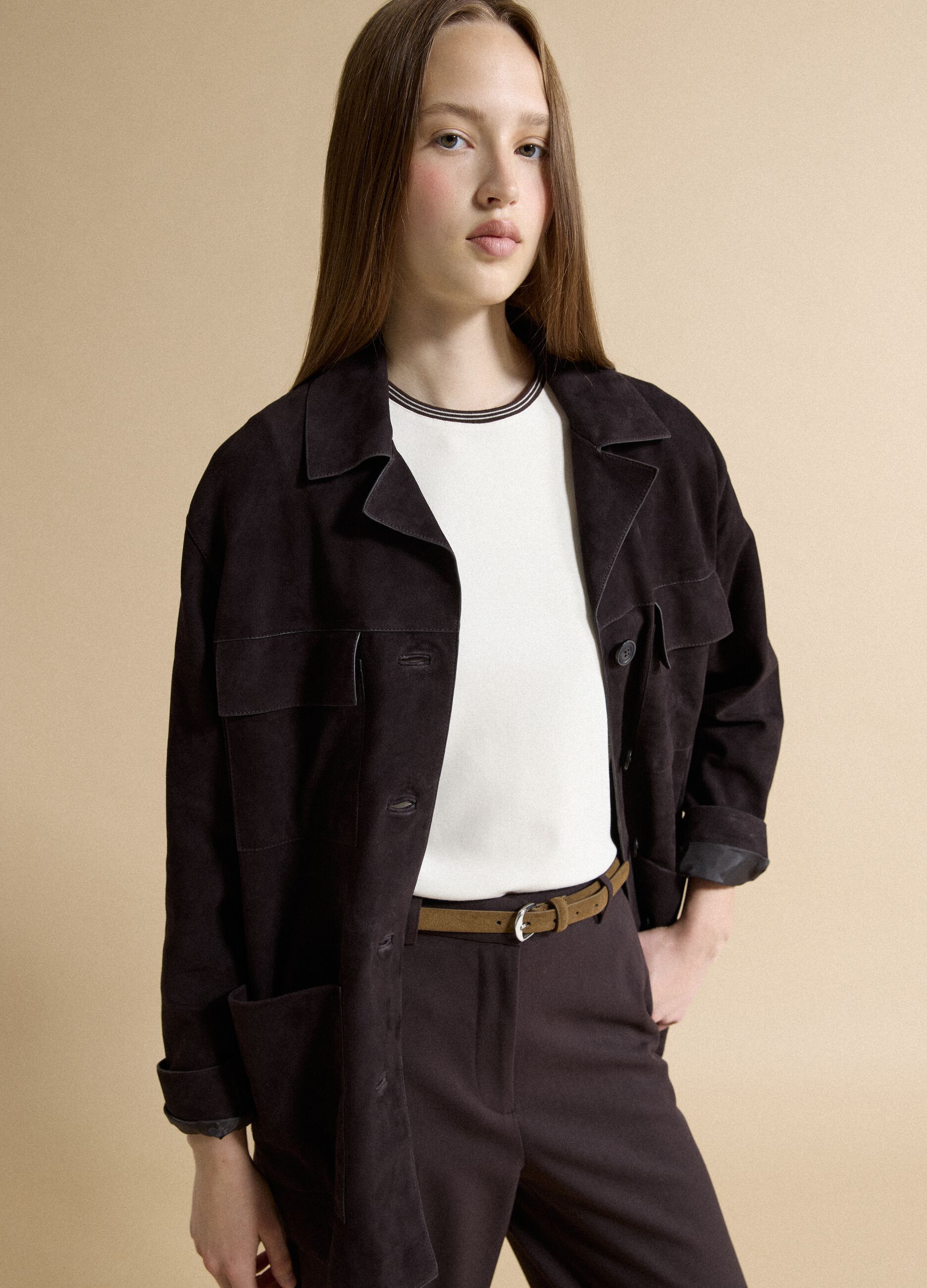 جاكيت أسود من الجلد الطبيعي بقصّة منتظمة