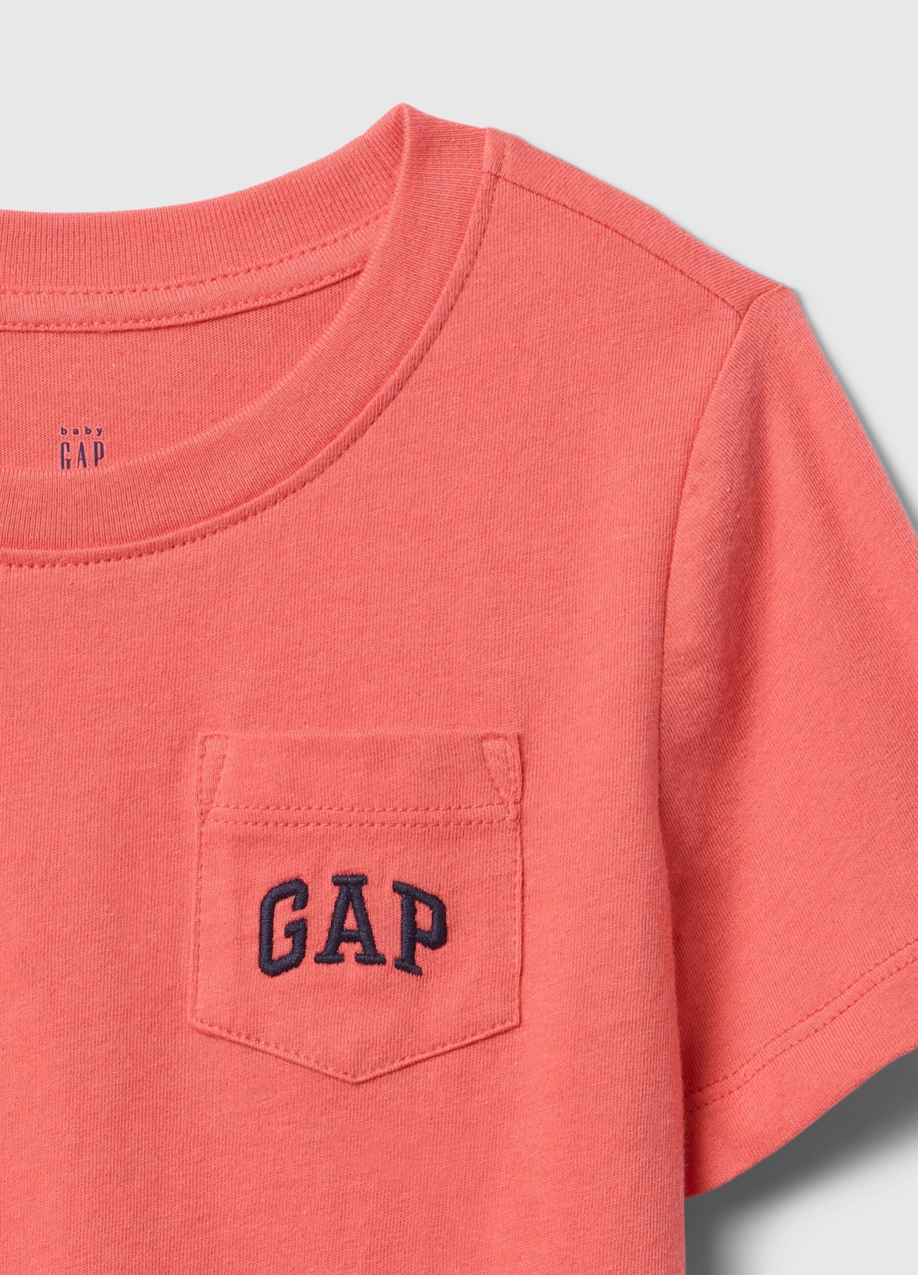 تي شيرت بجيب وشعار GAP