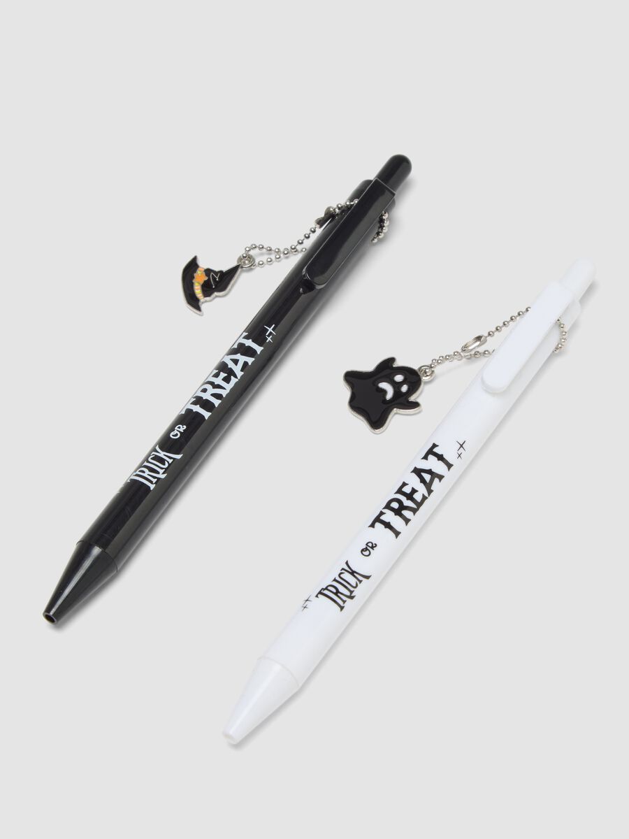 Black and white pen set with Halloween charms_1