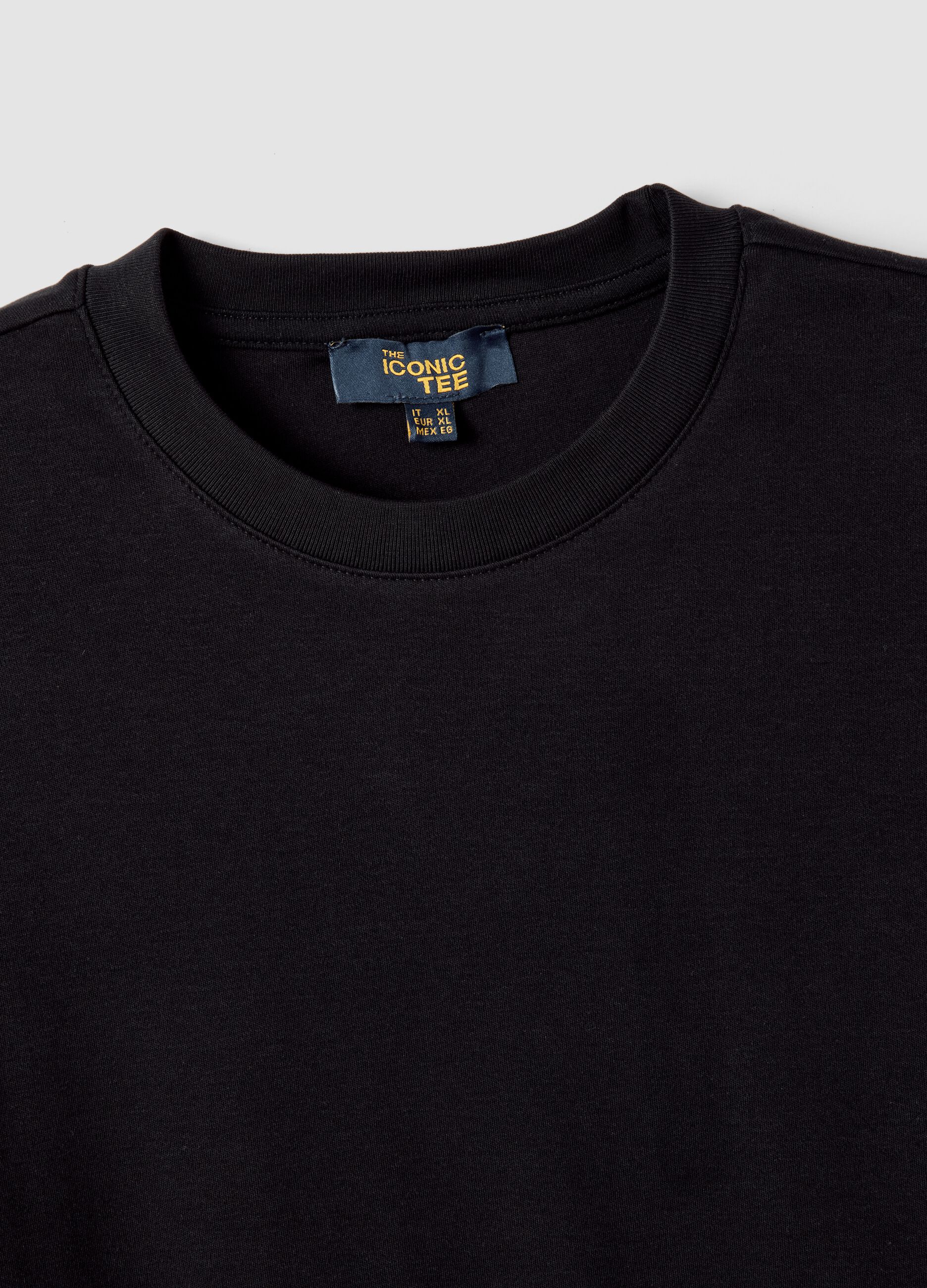 تيشيرت The Iconic Tee أسود من قطن خالص بأكمام قصيرة وقصّة عادية