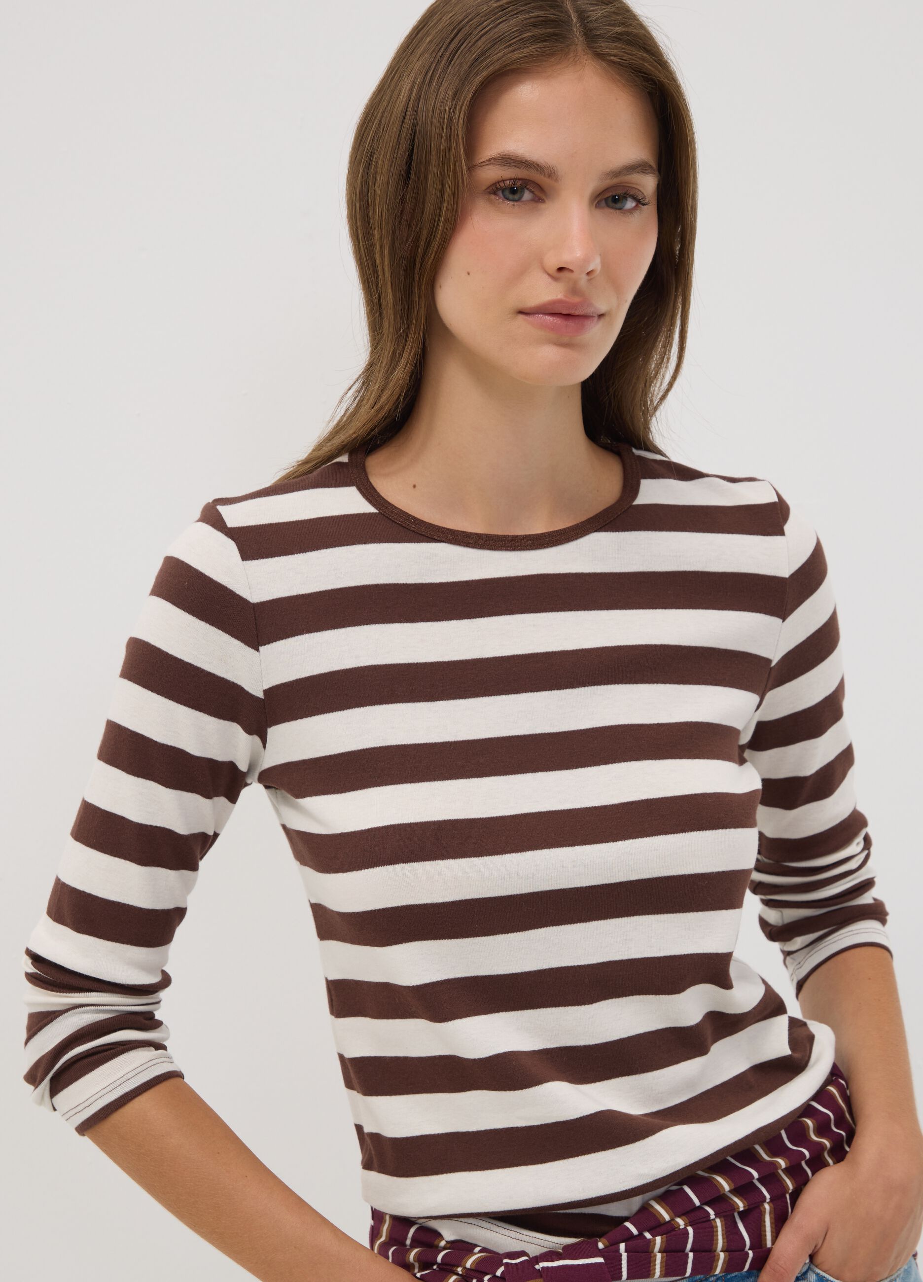 T-shirt bianca a righe in puro cotone con girocollo