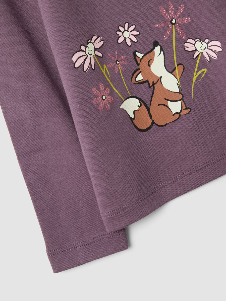 Purple organic cotton T-shirt with stand collar and animal print_2