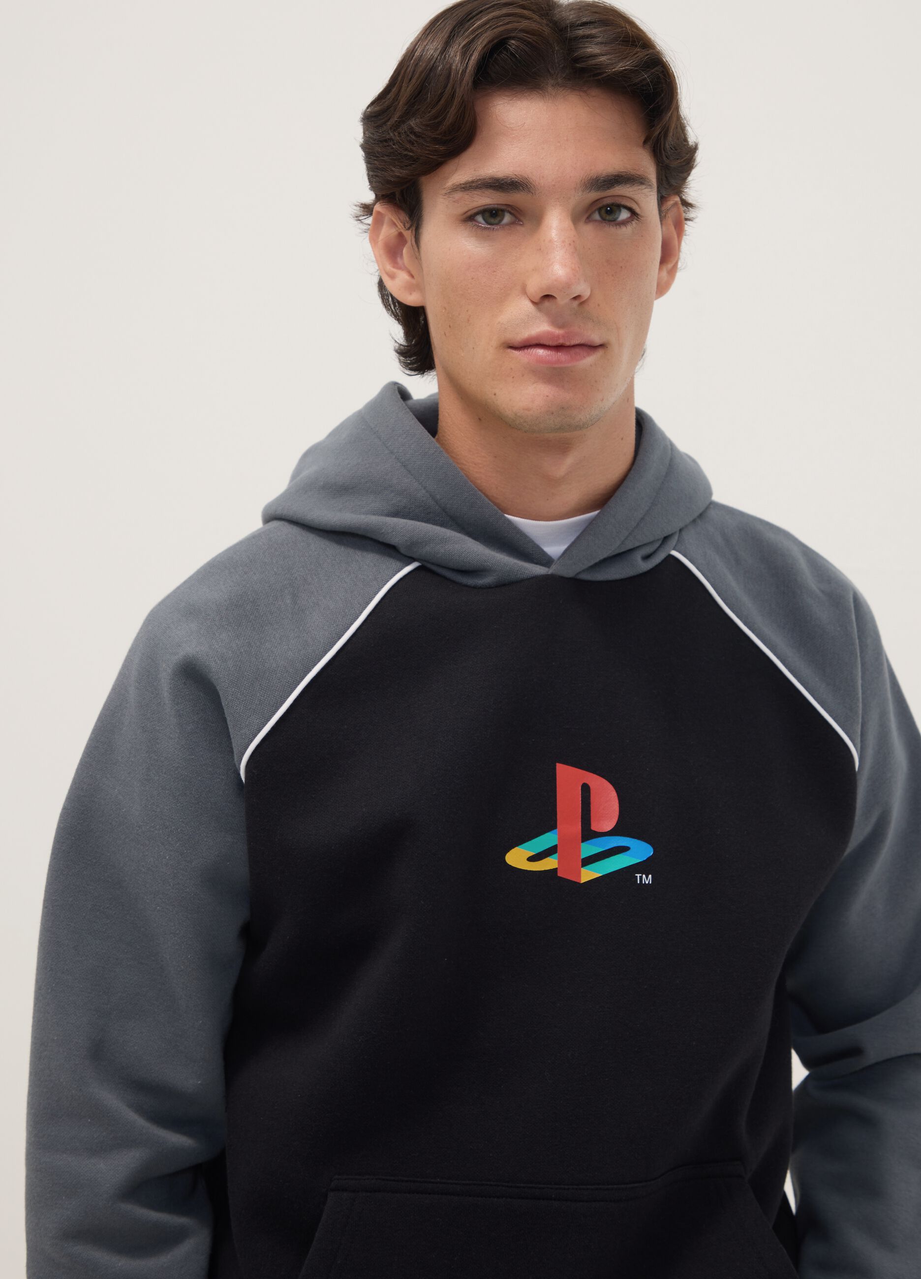 هودي أسود من مزيج القطن بقبعة وطبعة PlayStation