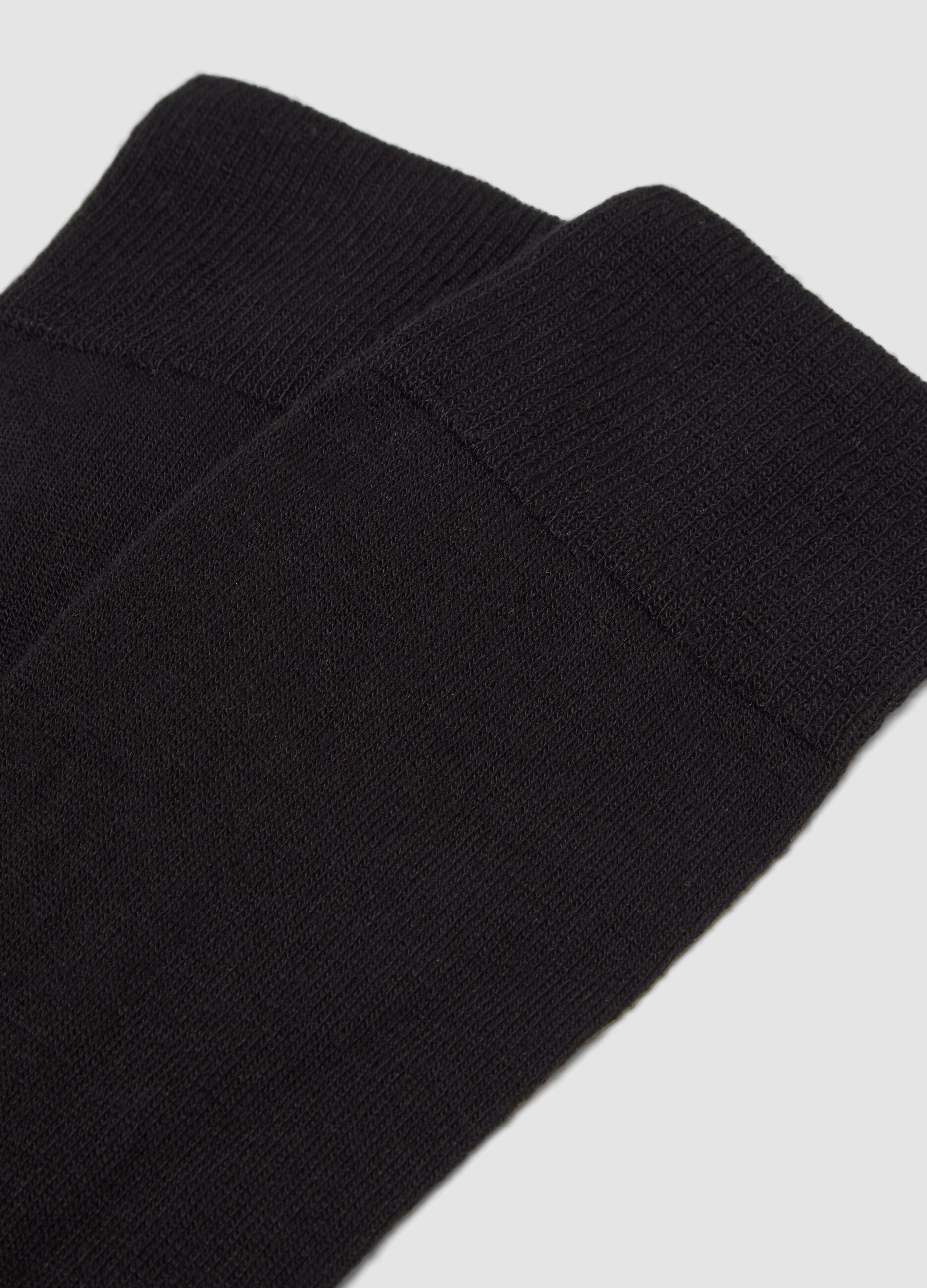 2-pack of black ankle socks in stretch fabric
