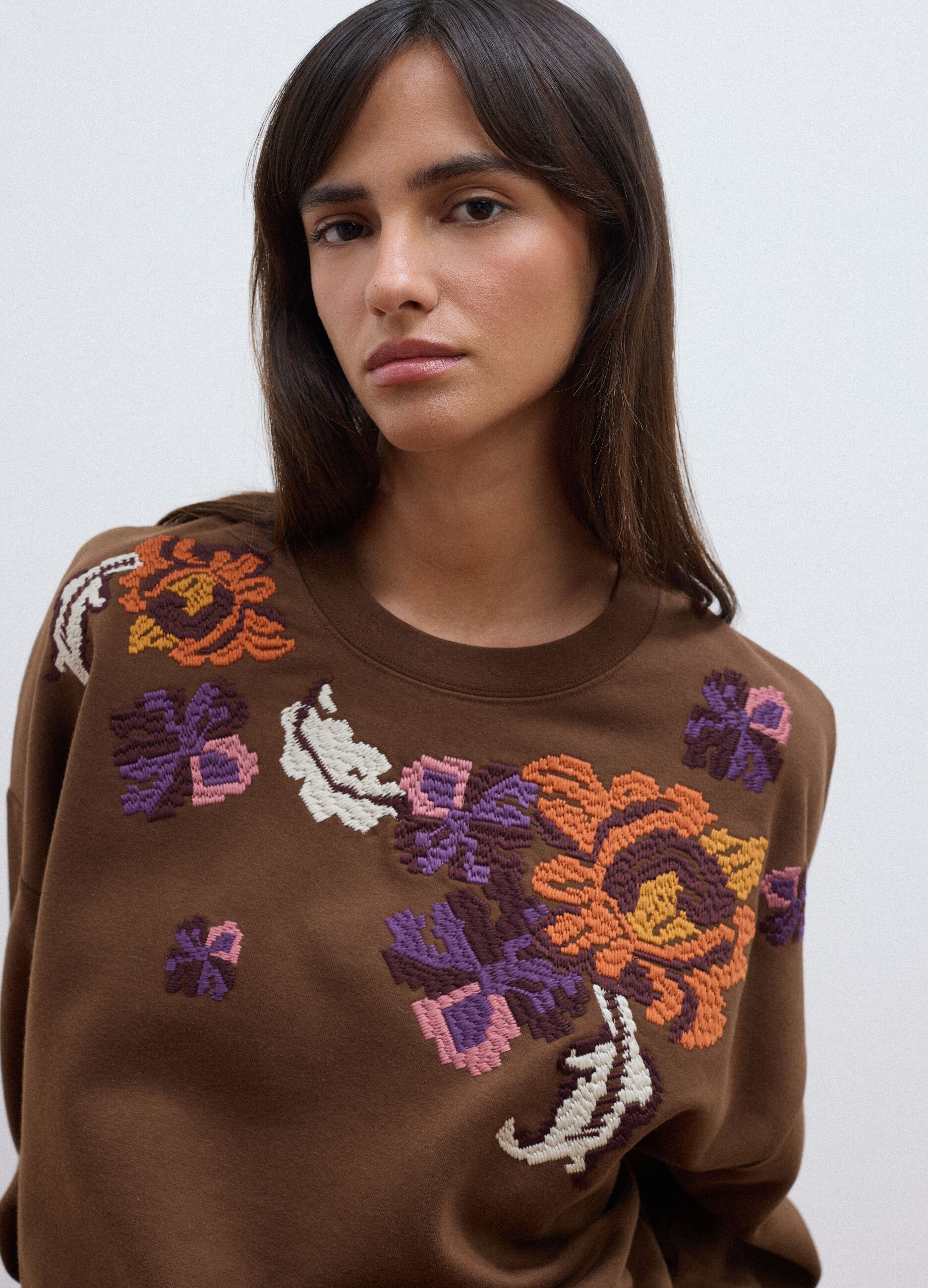 Felpa marrone in misto cotone con girocollo con fantasia floreale