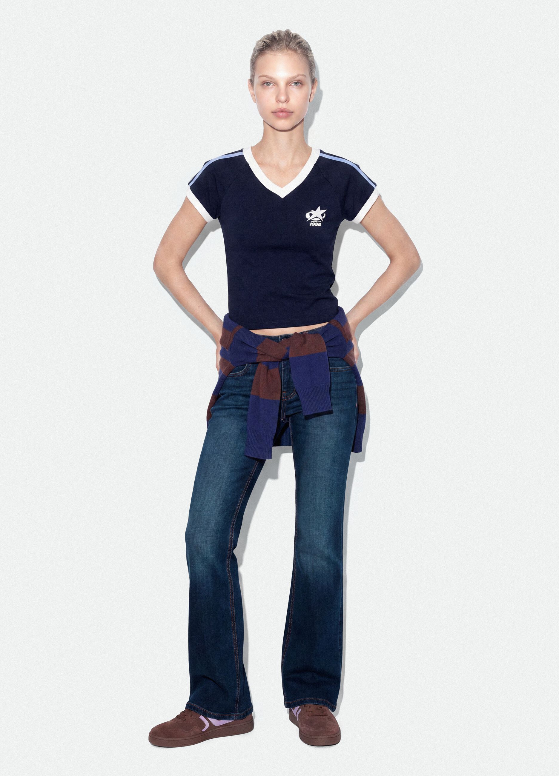 T-shirt blu in puro cotone con scollo a V e stampa frontale