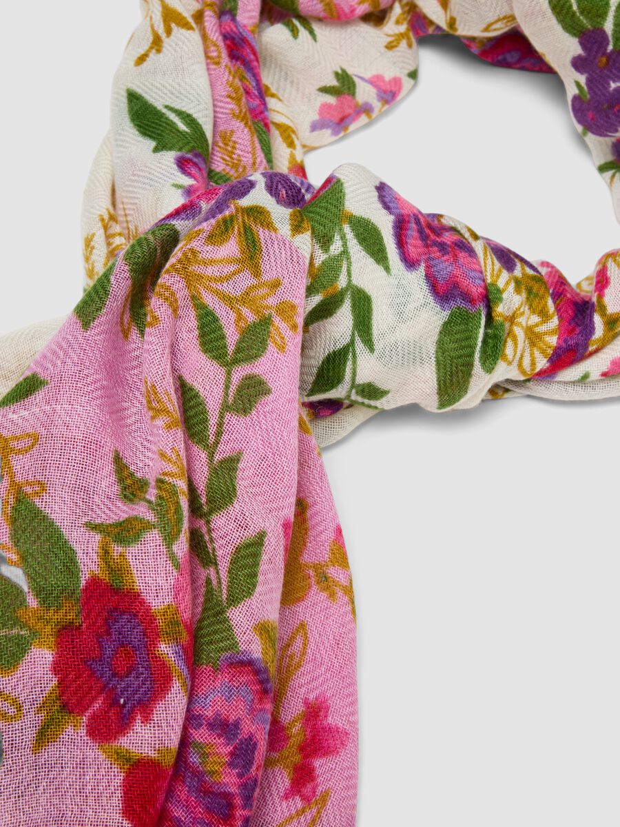 Foulard rosa in misto lana con fantasia floreale_1
