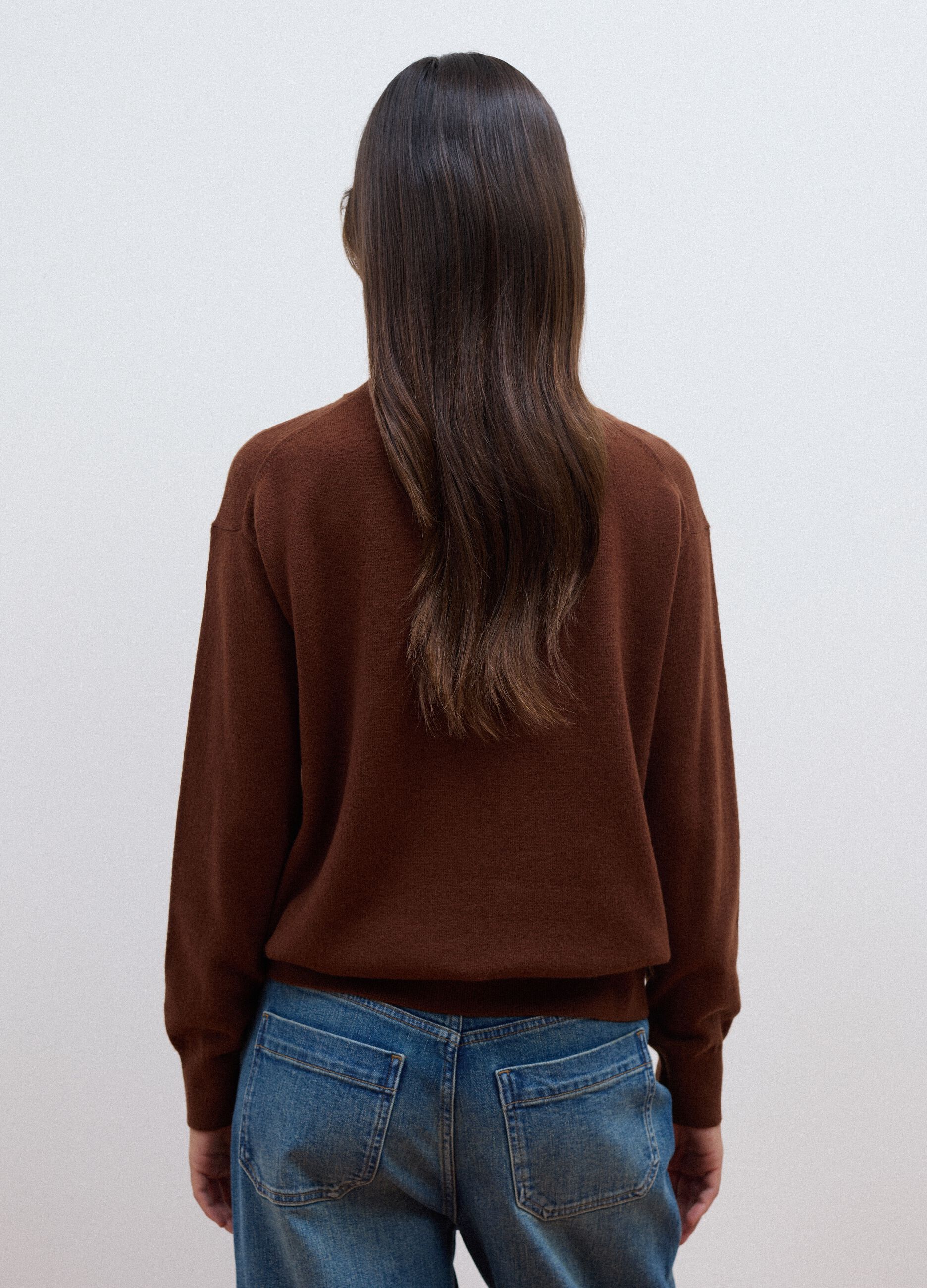 Maglia marrone in pura lana a girocollo over fit