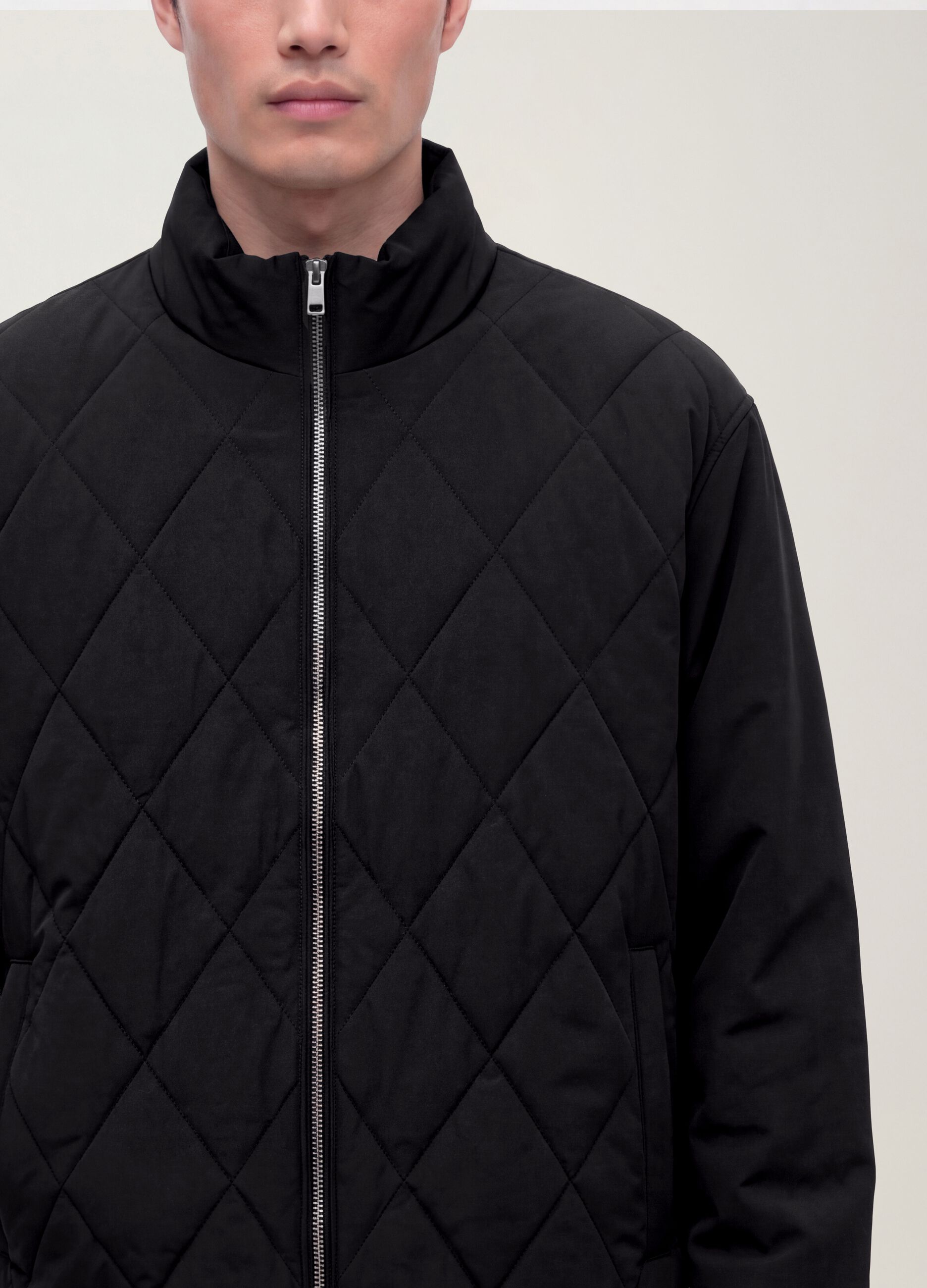 Giacca nera in tessuto elasticizzato con zip