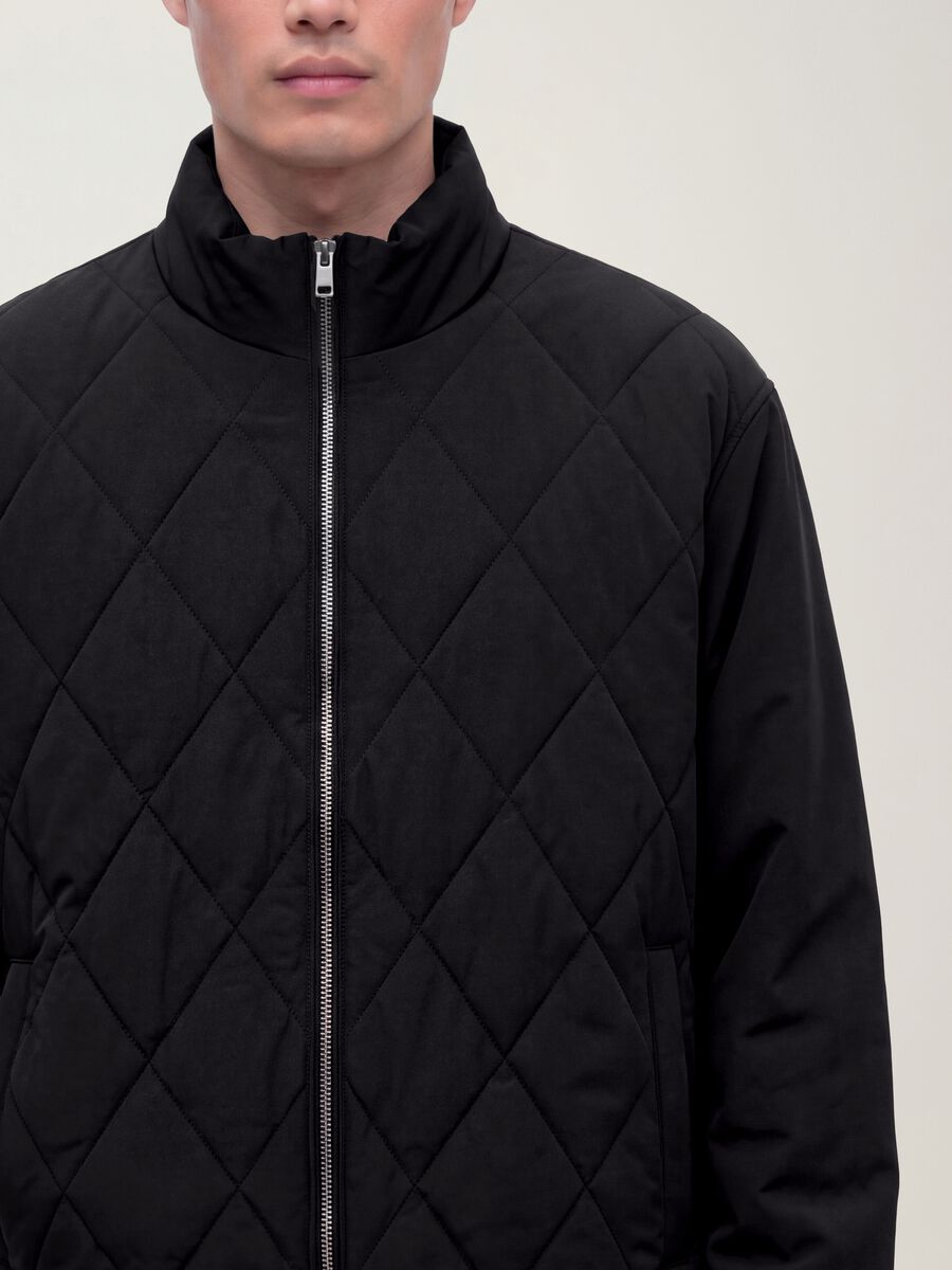 Giacca nera in tessuto elasticizzato con zip_2