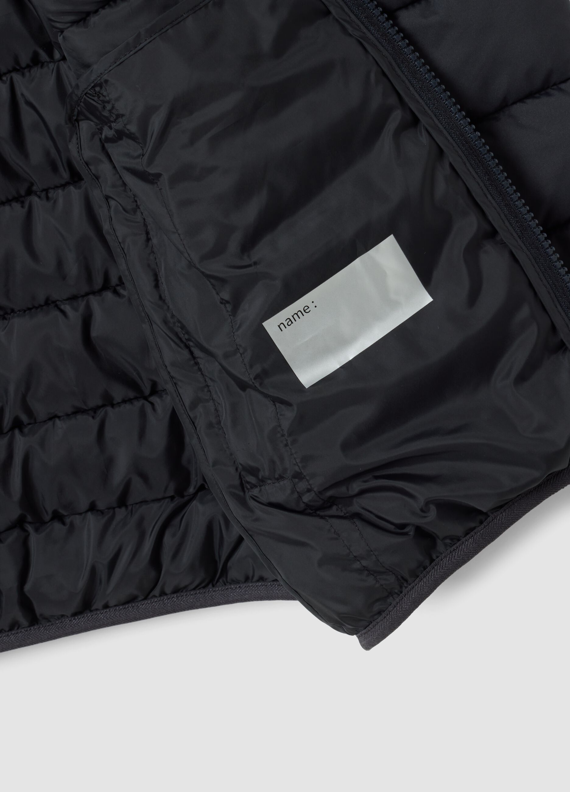 جاكيت مبطّن Ultralight أسود بقبعة وسحّاب للأولاد