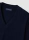 Maglia blu in pura lana con scollo profondo a V_1