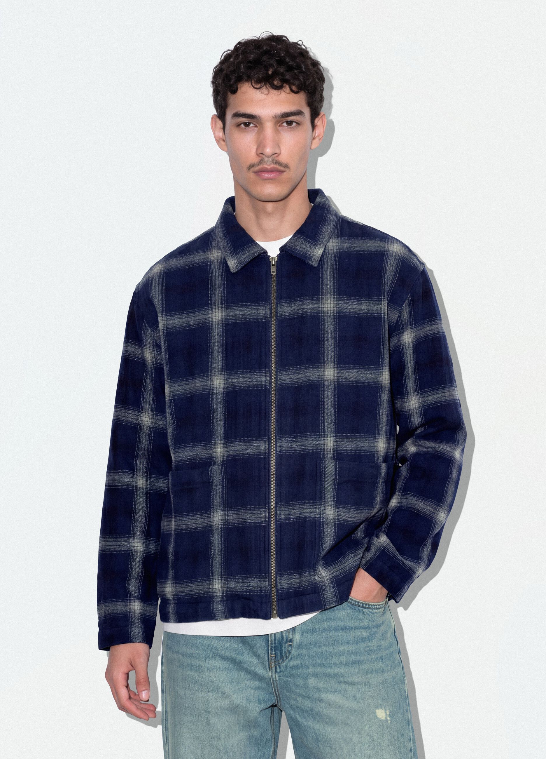 قميص كروب أزرق رجالي من قطن خالص بنقشة مربعات مع سحّاب، بقصّة واسعة