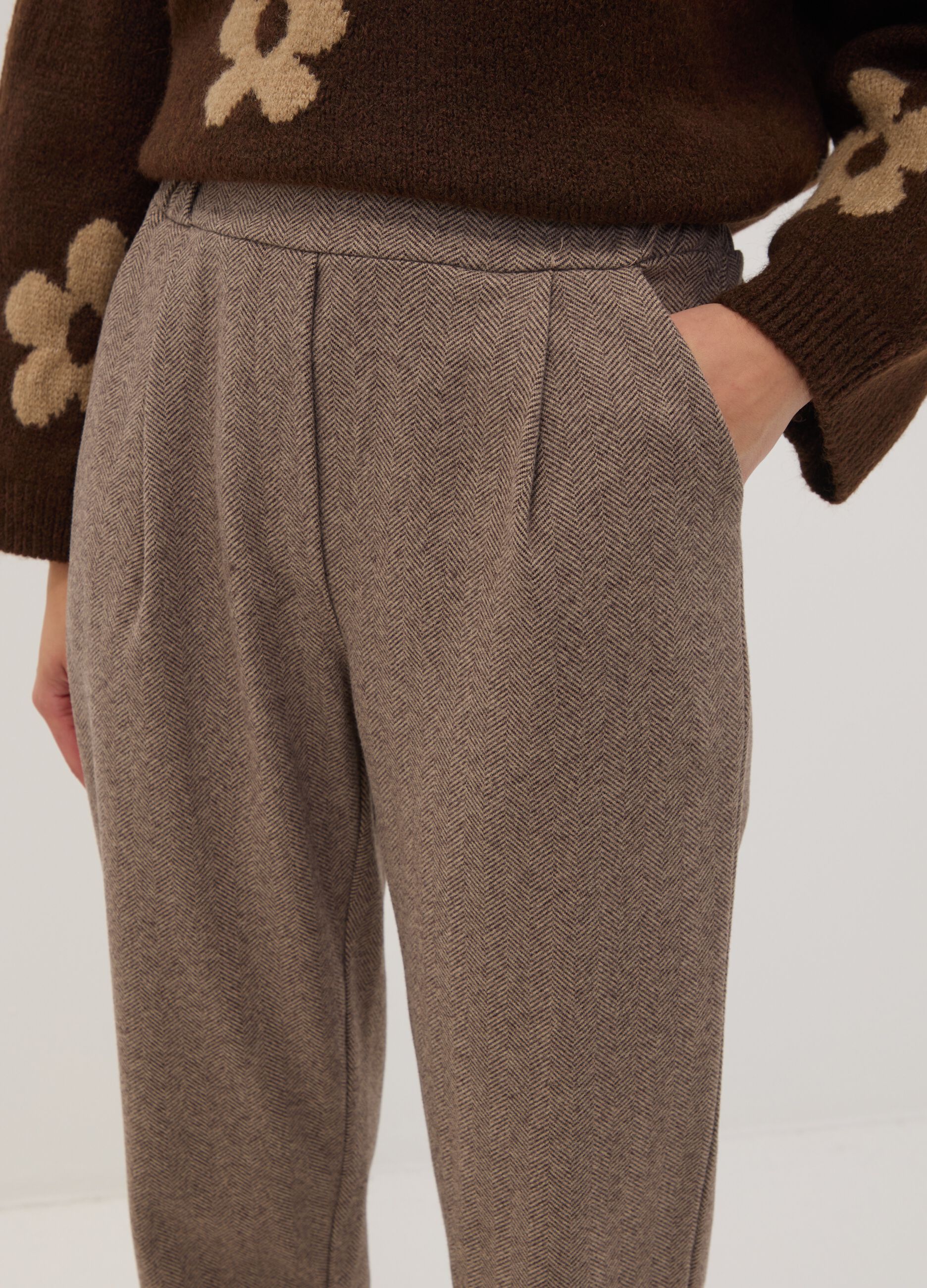 Pantaloni marroni regular fit con motivo chevron