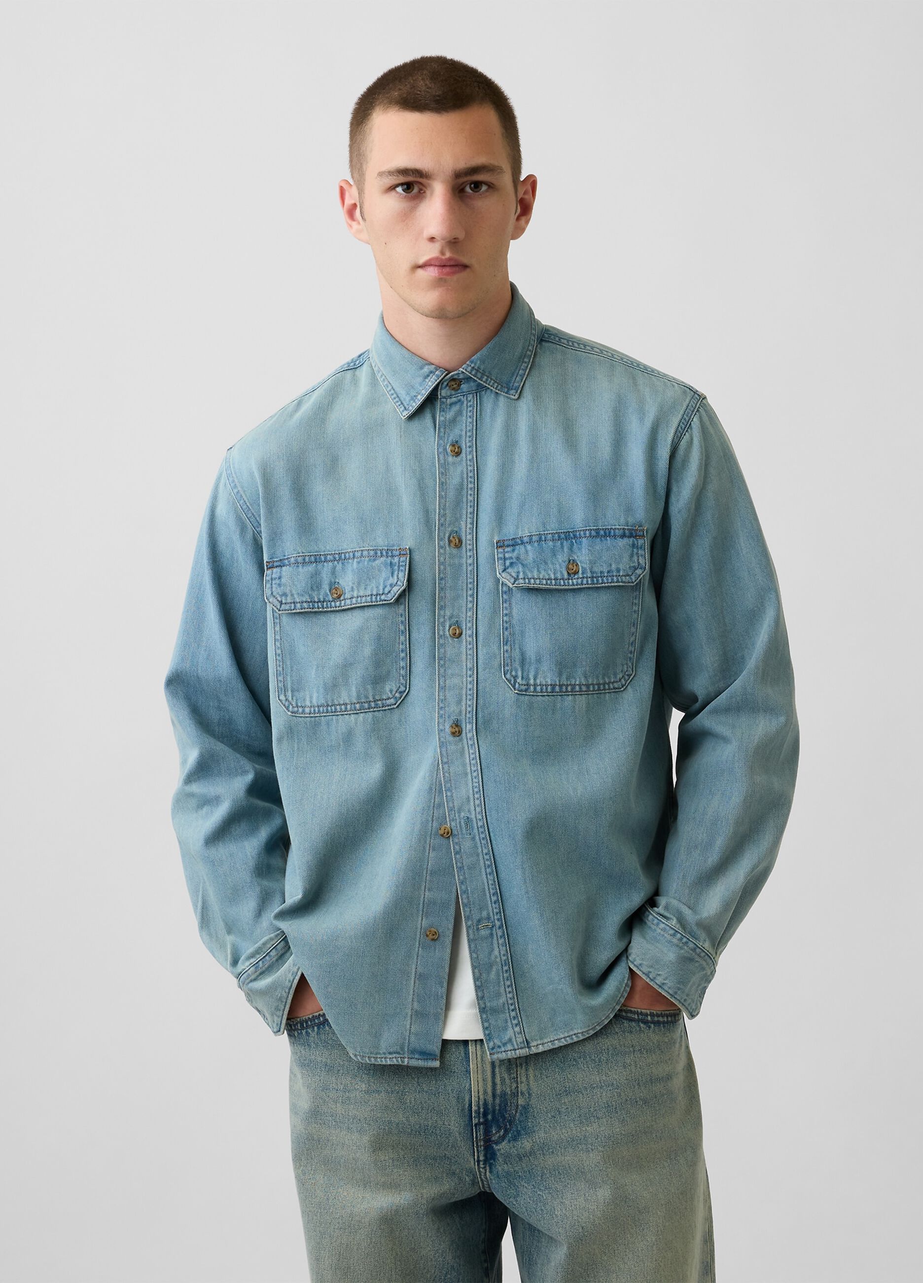 Denim shirt in a cotton and lyocell blend with two pockets