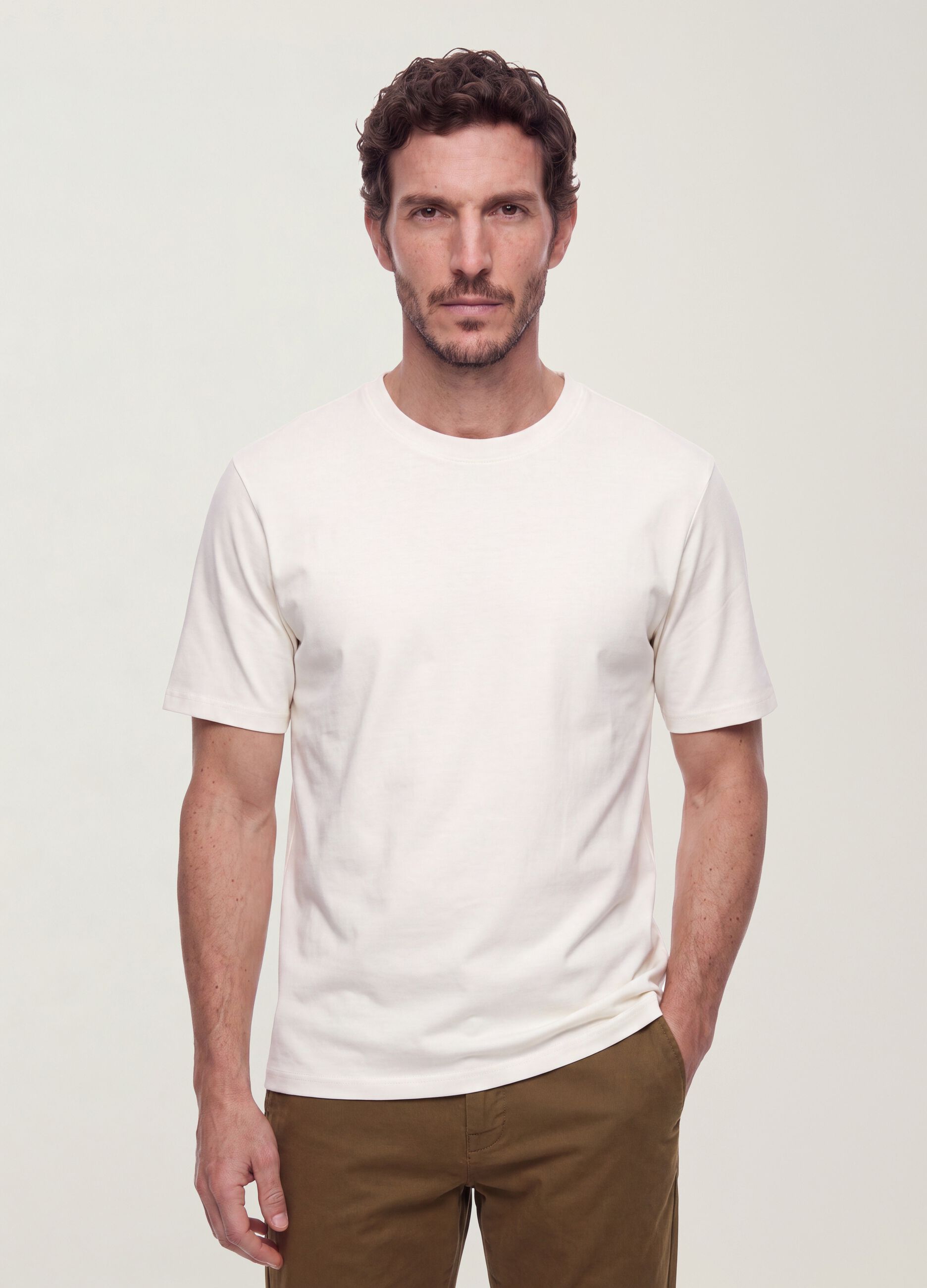 تيشيرت The Iconic Tee أبيض من قطن خالص بأكمام قصيرة وقصّة مريحة