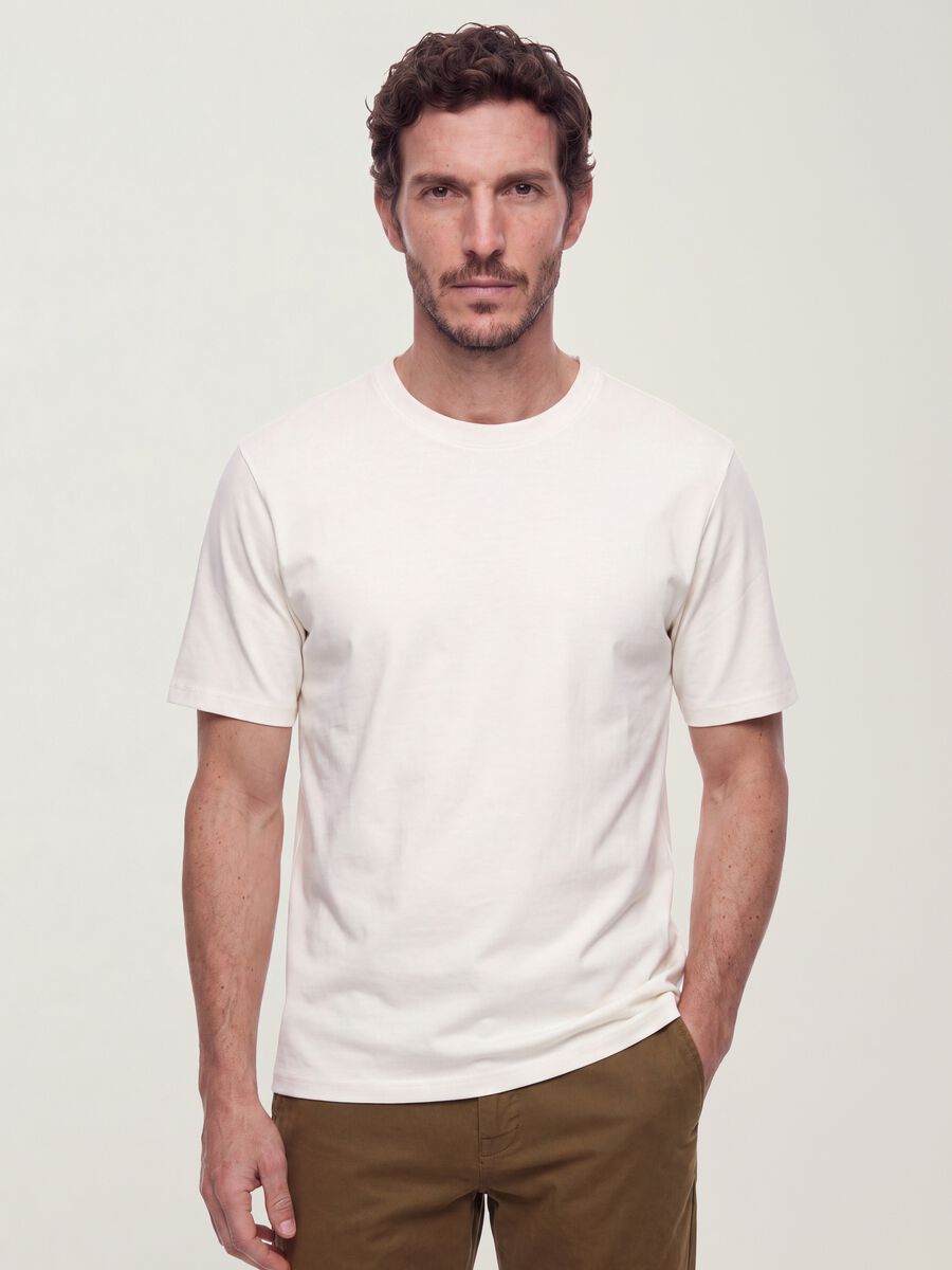 تيشيرت The Iconic Tee أبيض من قطن خالص بأكمام قصيرة وقصّة مريحة_0