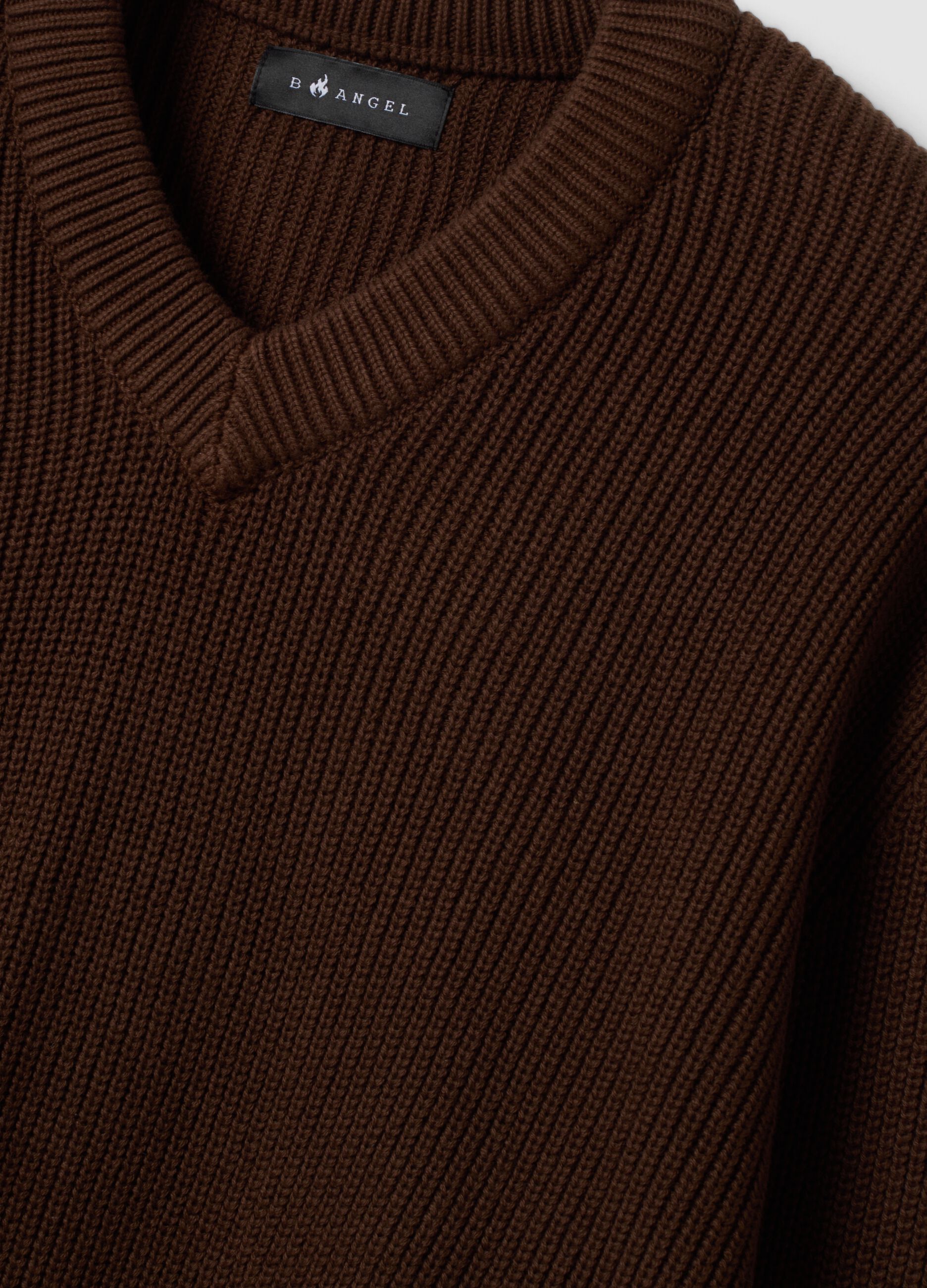 Maglia marrone in puro cotone con scollo profondo a V regular fit