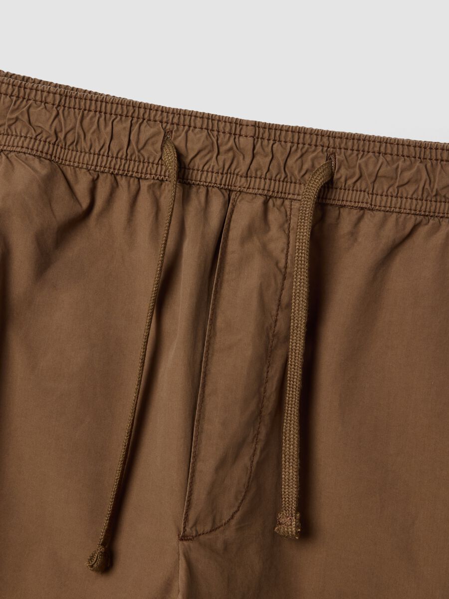 Brown cotton cargo Bermuda shorts with a baggy fit_5