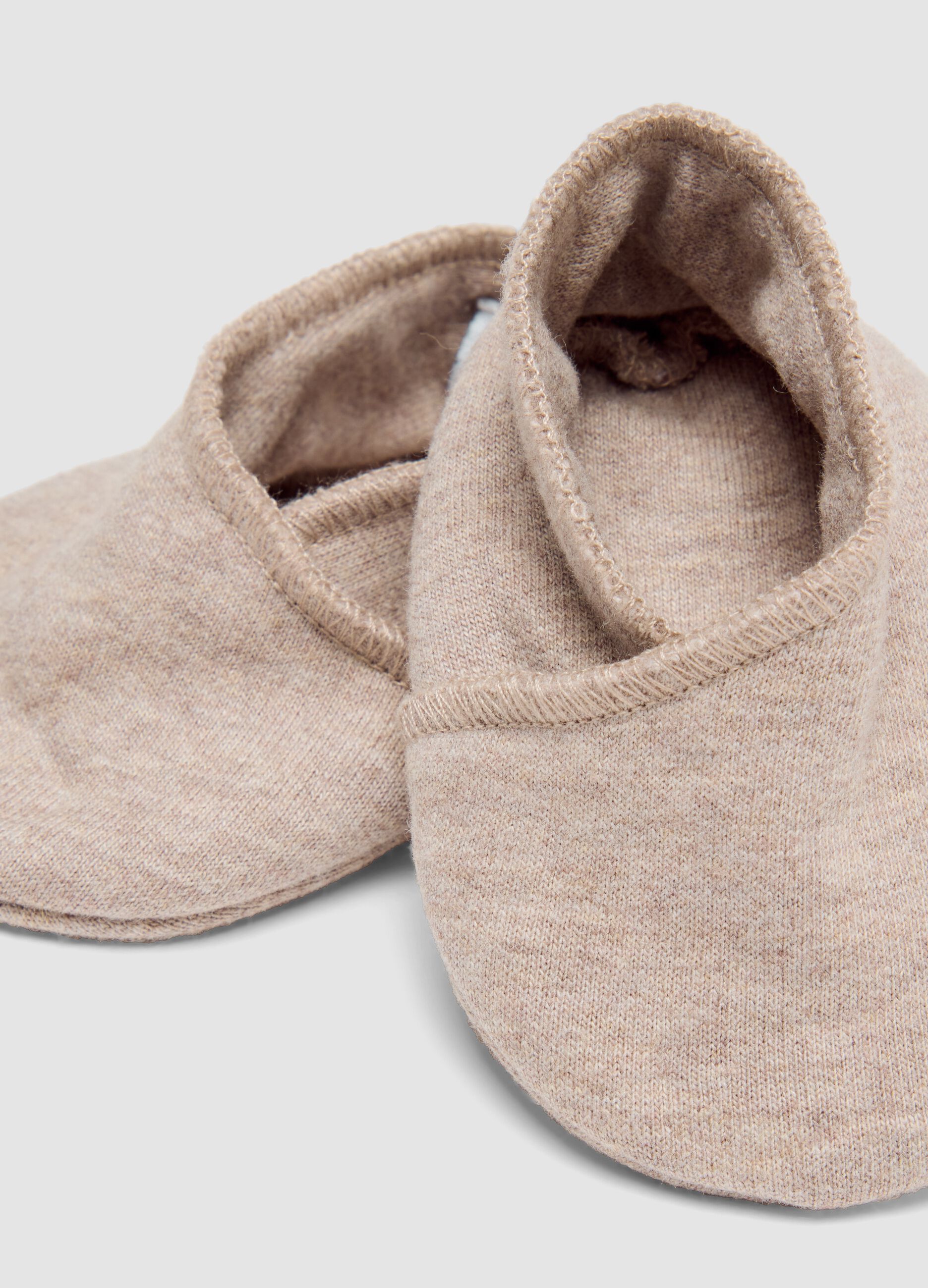 Set beige con cuffietta e scarpine neonato