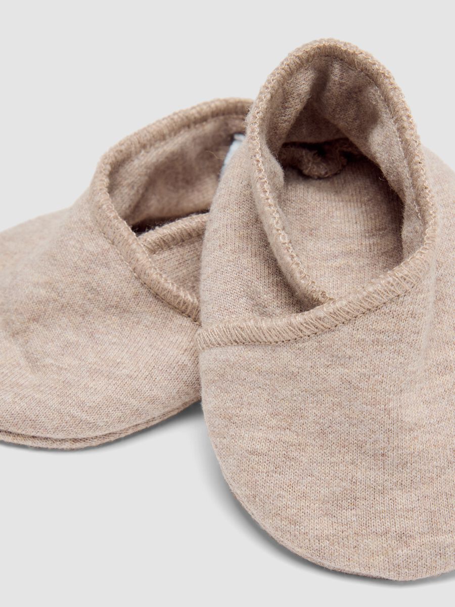 Set beige con cuffietta e scarpine neonato_1