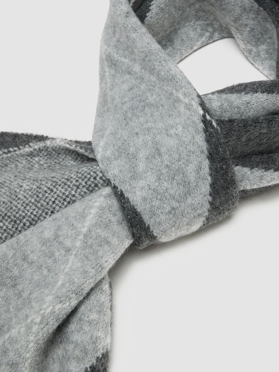 Grey diamond-pattern stretch-fabric scarf_1