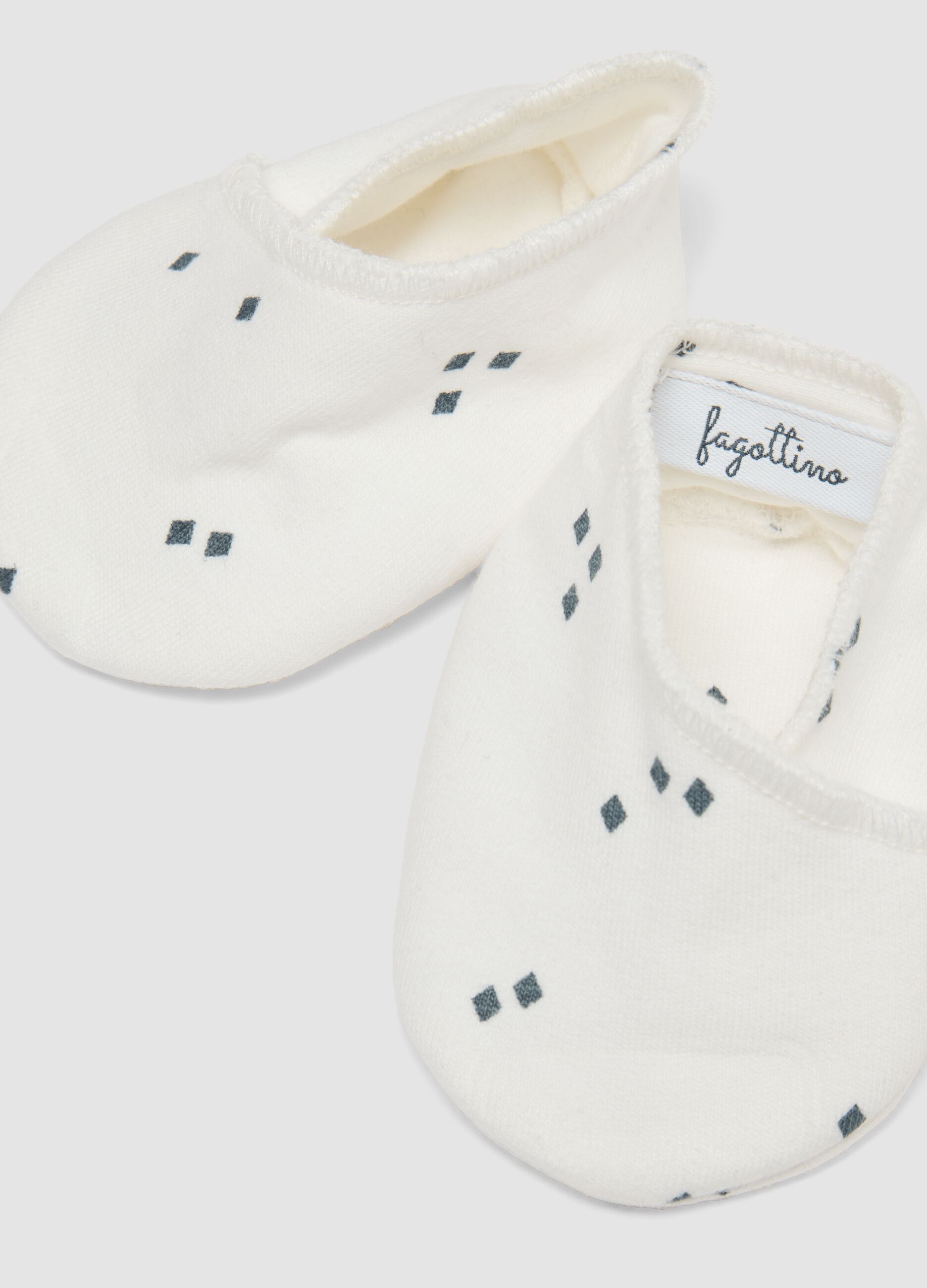 Set bianco con berretto e scarpine stampate