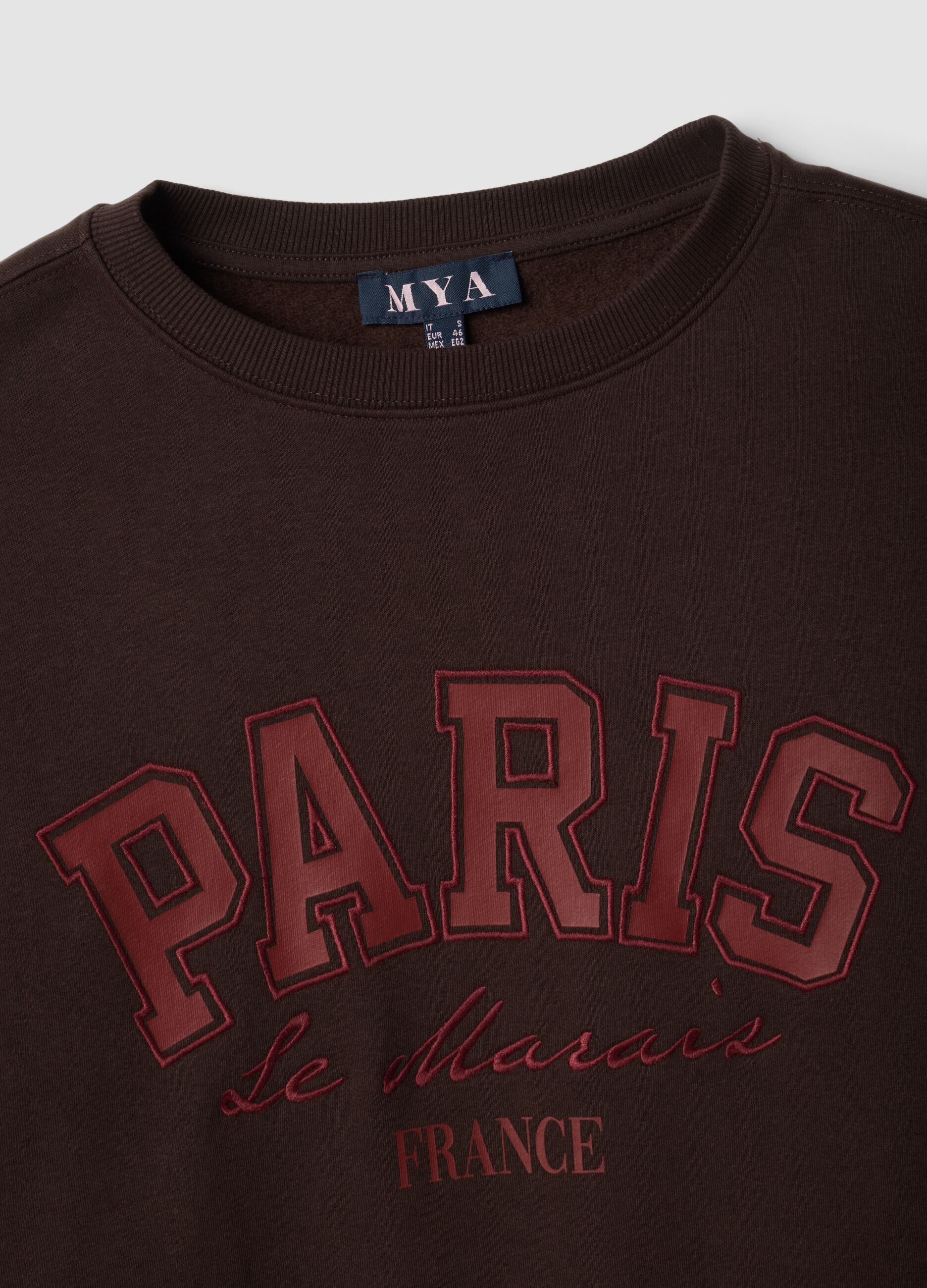 سويت شيرت بني بمزيج قطني مع كتابة Paris
