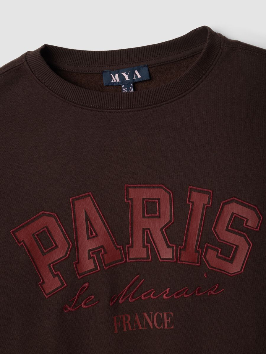 سويت شيرت بني بمزيج قطني مع كتابة Paris_1