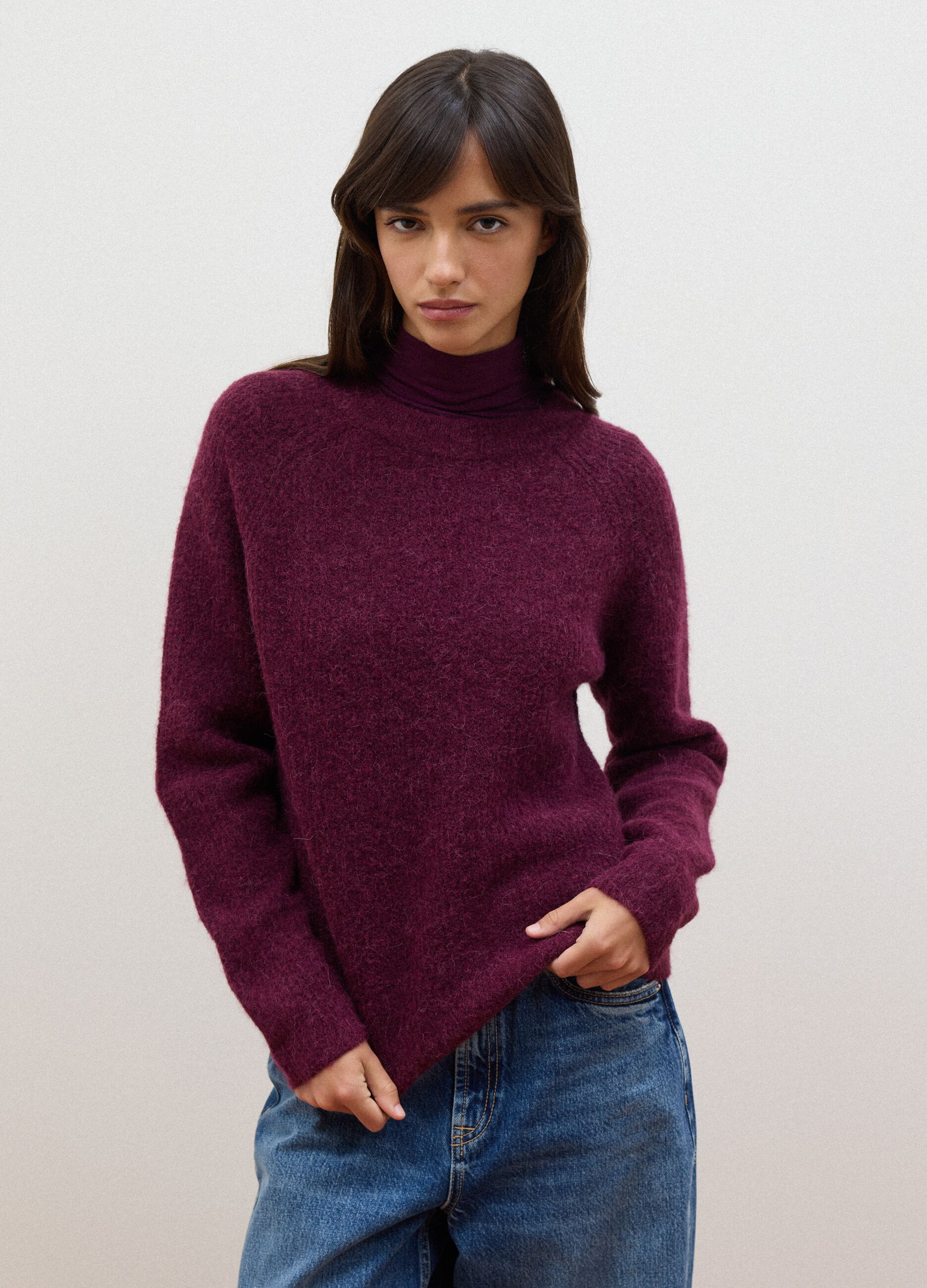 Maglia viola in alpaca e lana elasticizzato girocollo
