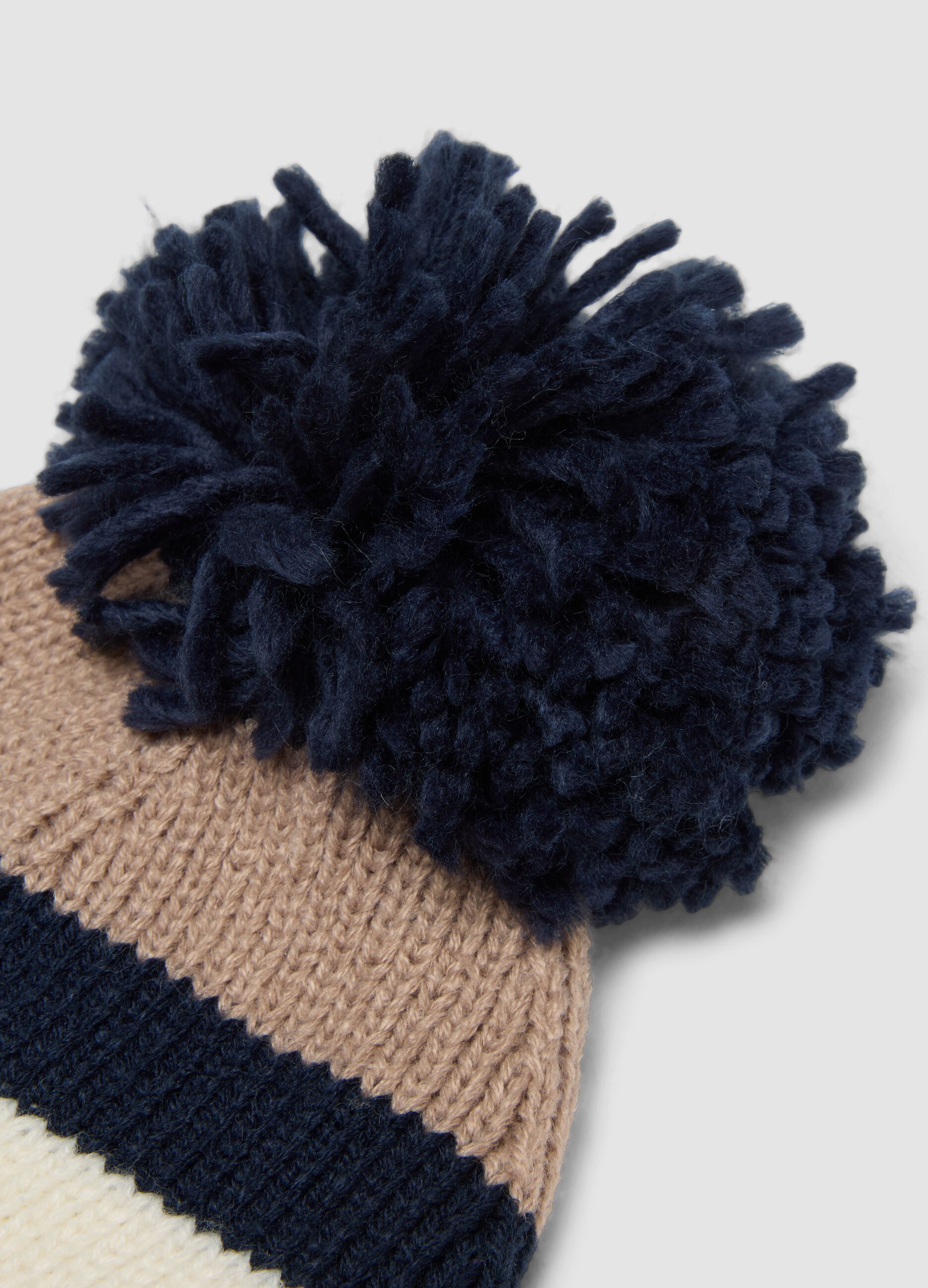 Cappello blu navy, avorio e beige chiaro con pon pon