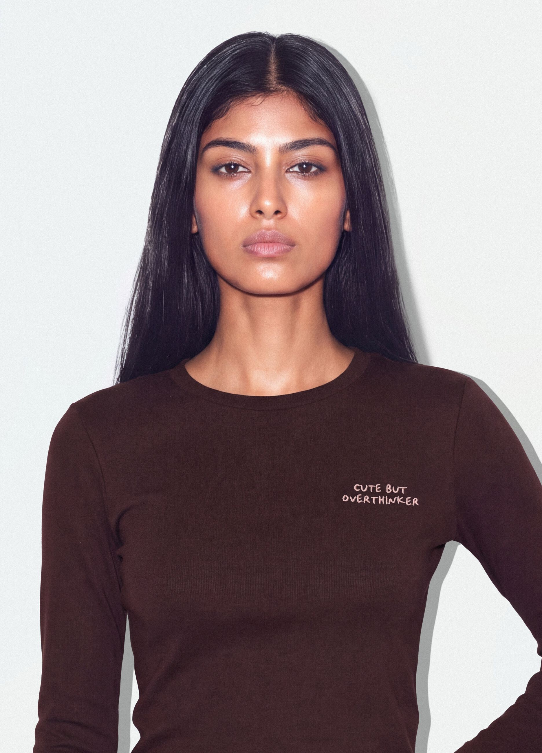 T-shirt marrone in puro cotone con lettering sul petto