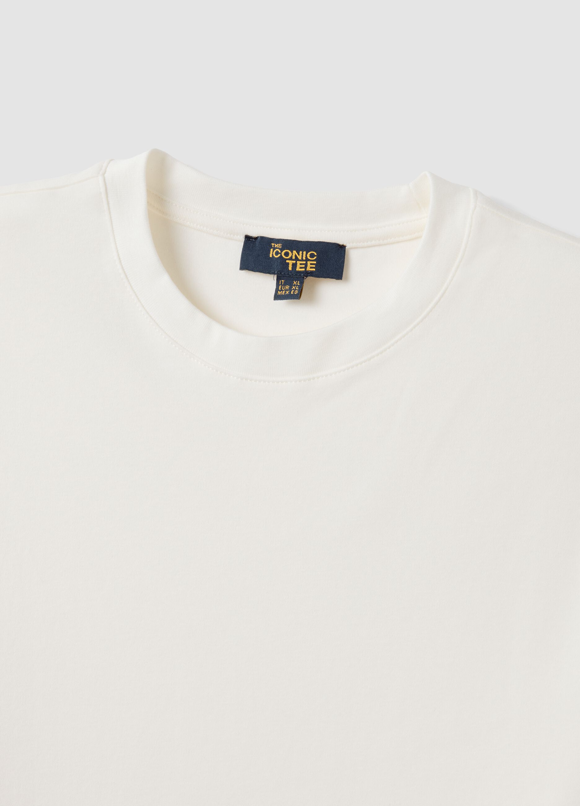 تي شيرت The Iconic Tee أبيض من قطن خالص بأكمام قصيرة وقصّة عادية