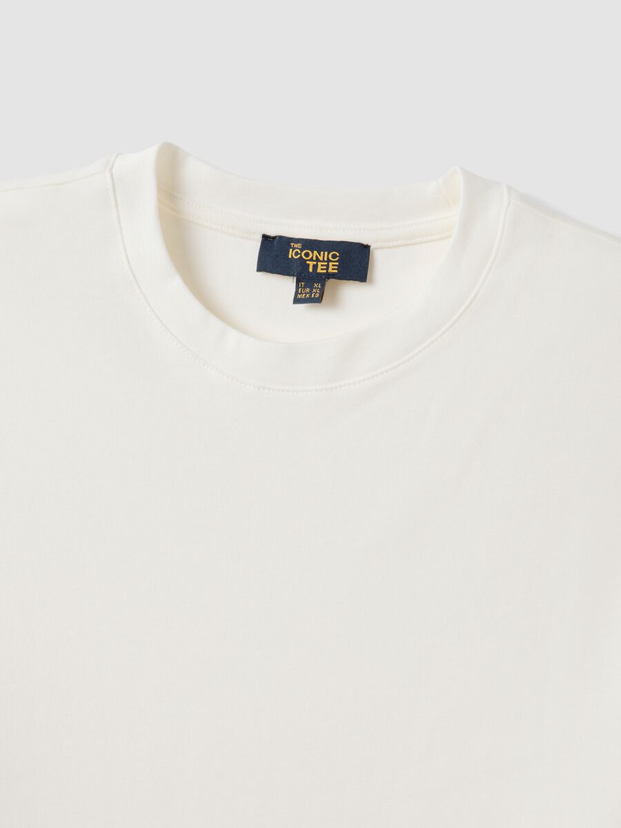 تي شيرت The Iconic Tee أبيض من قطن خالص بأكمام قصيرة وقصّة عادية_5