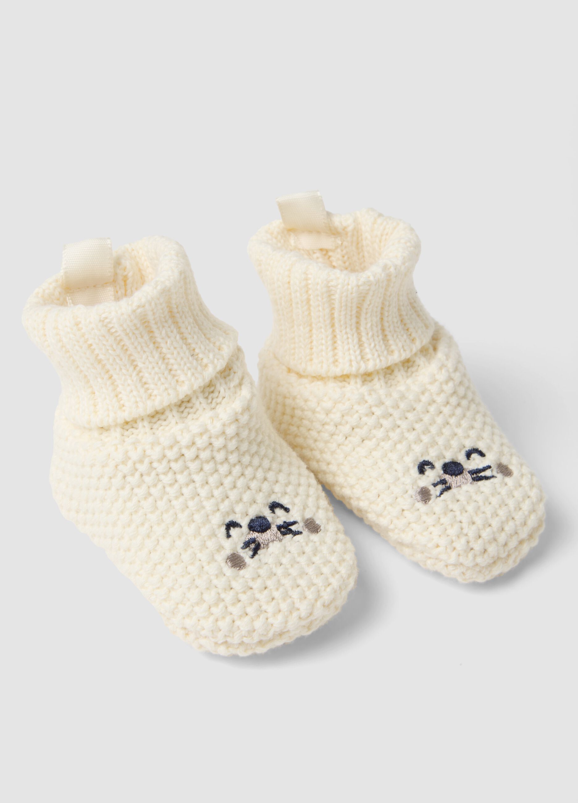 White baby booties in pure knitted cotton