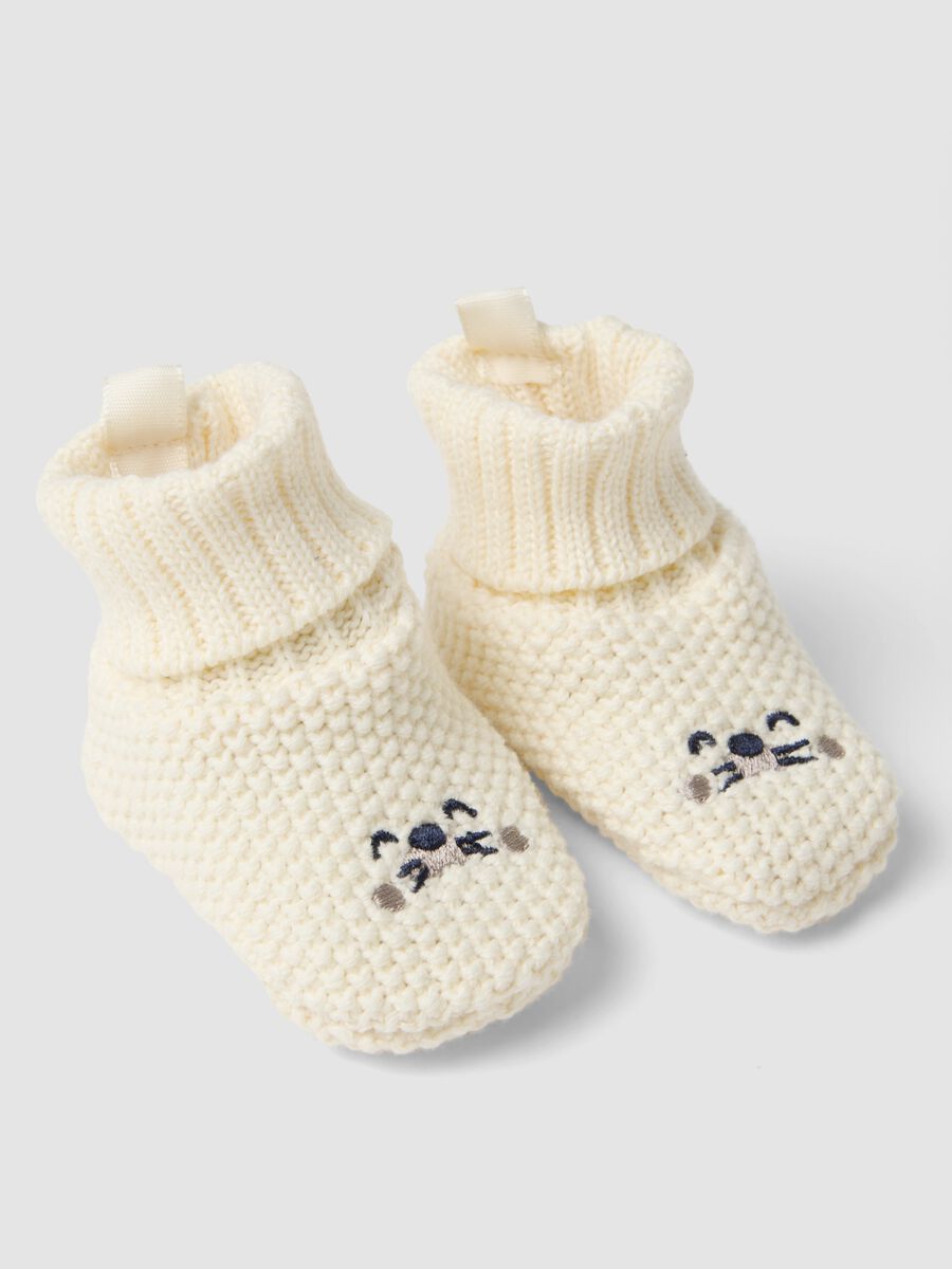 White baby booties in pure knitted cotton_1