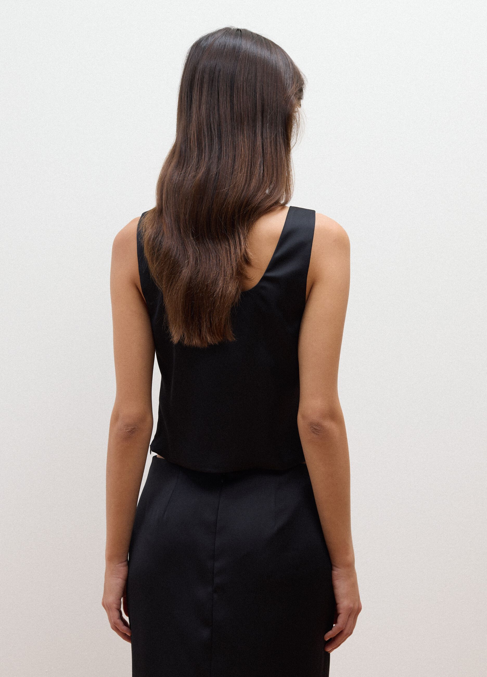 Top nero slim fit con perline