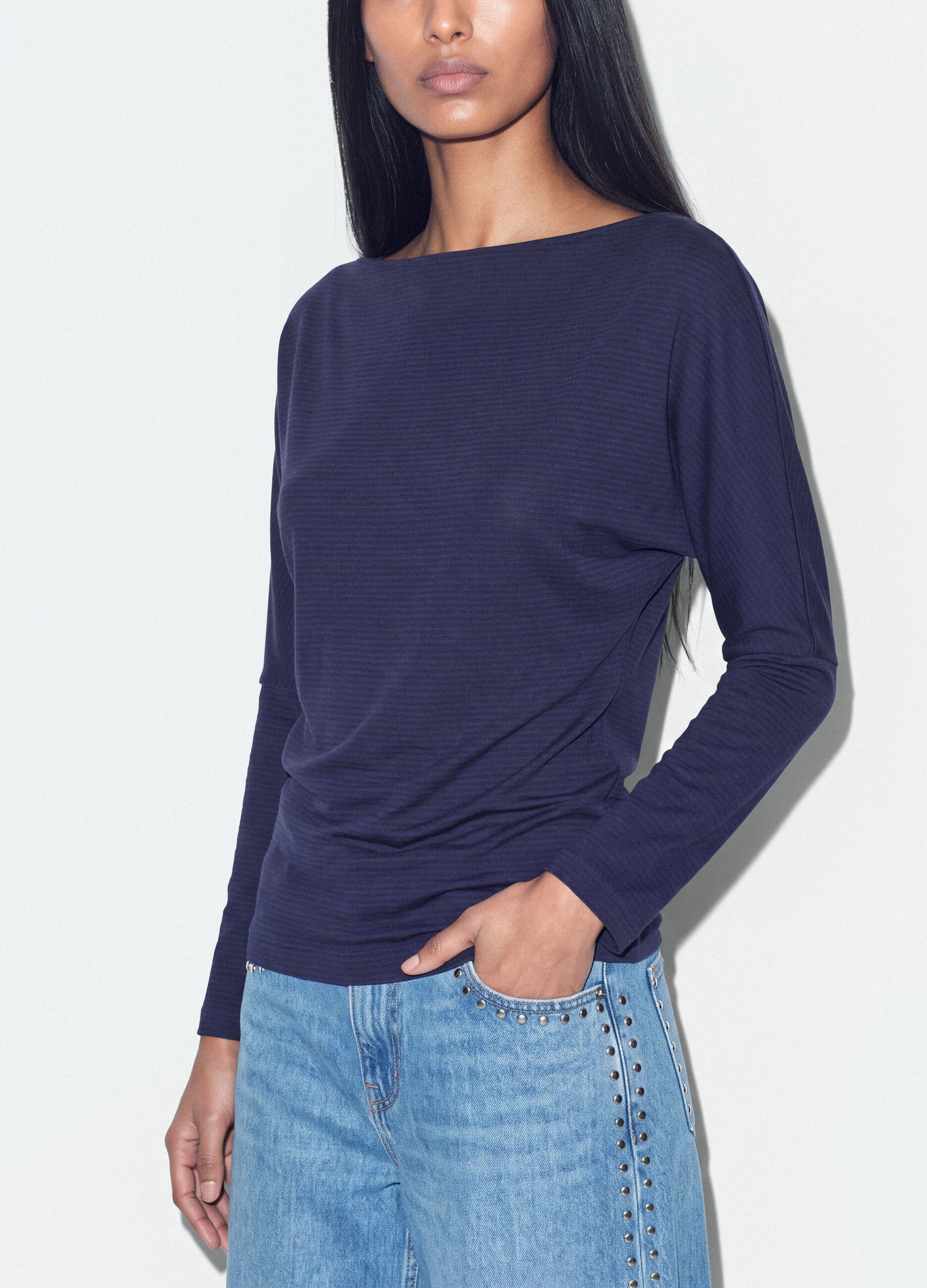 T-shirt blu in viscosa elasticizzata con scollo a barchetta