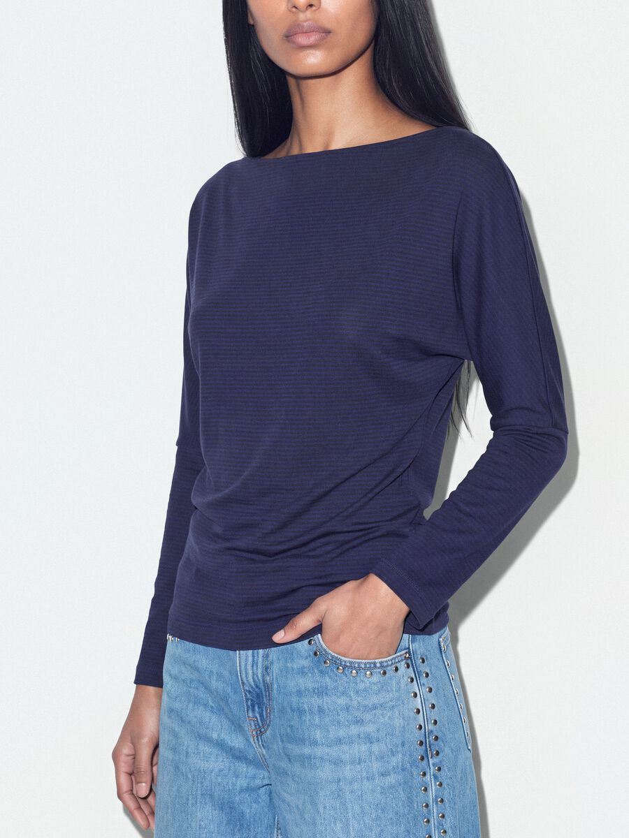T-shirt blu in viscosa elasticizzata con scollo a barchetta_2