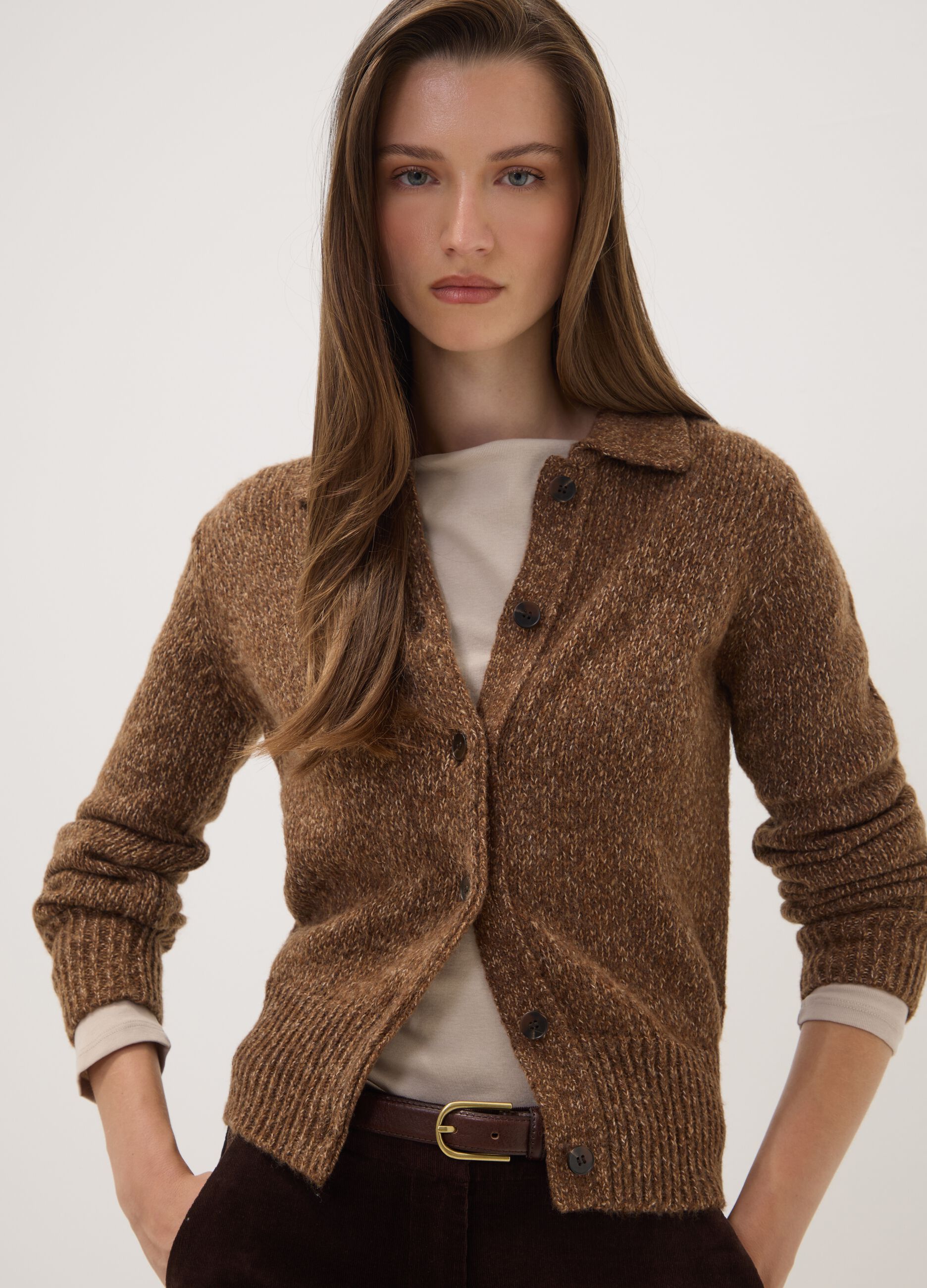 Cardigan marrone in misto lana con colletto polo