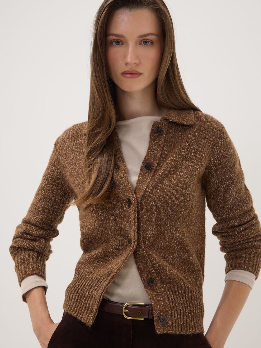 Cardigan marrone in misto lana con colletto polo_1